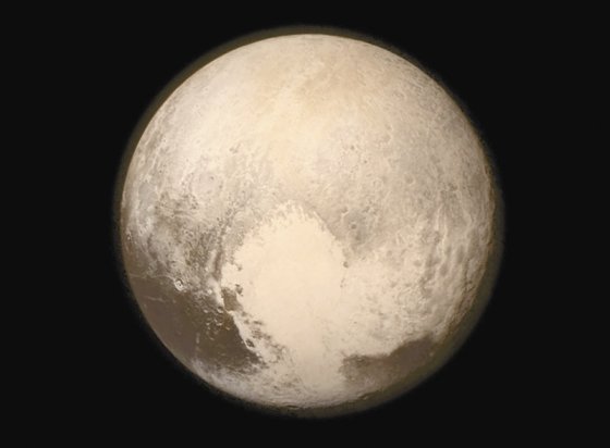 Esta imagen fue captada por la nave espacial New Horizons de la NASA cuando se encontraba a 766 mil kilómetros del planeta enano. / EFE