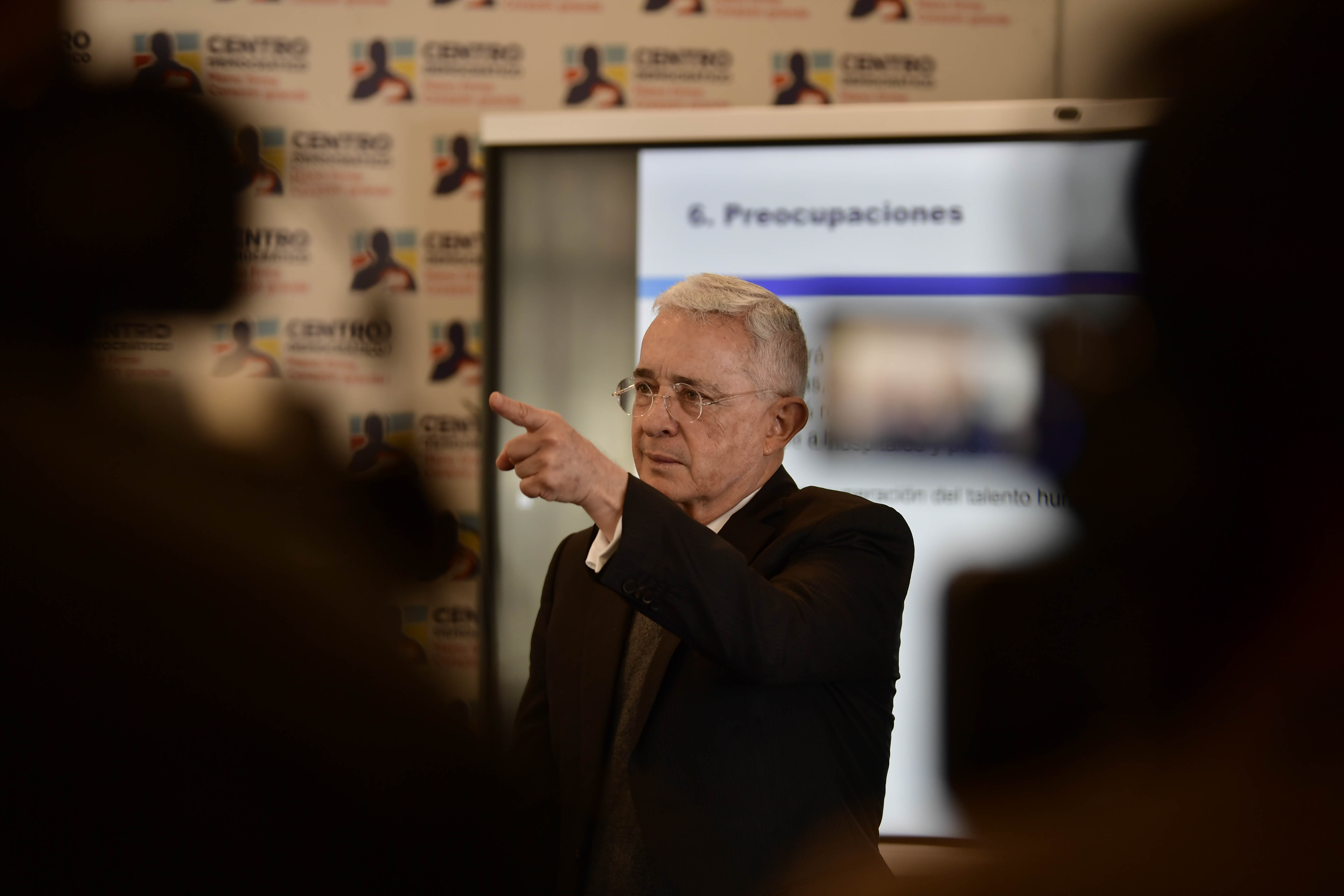 Fiscalía retoma teoría de Corte Suprema y otras claves del llamado a juicio a Uribe