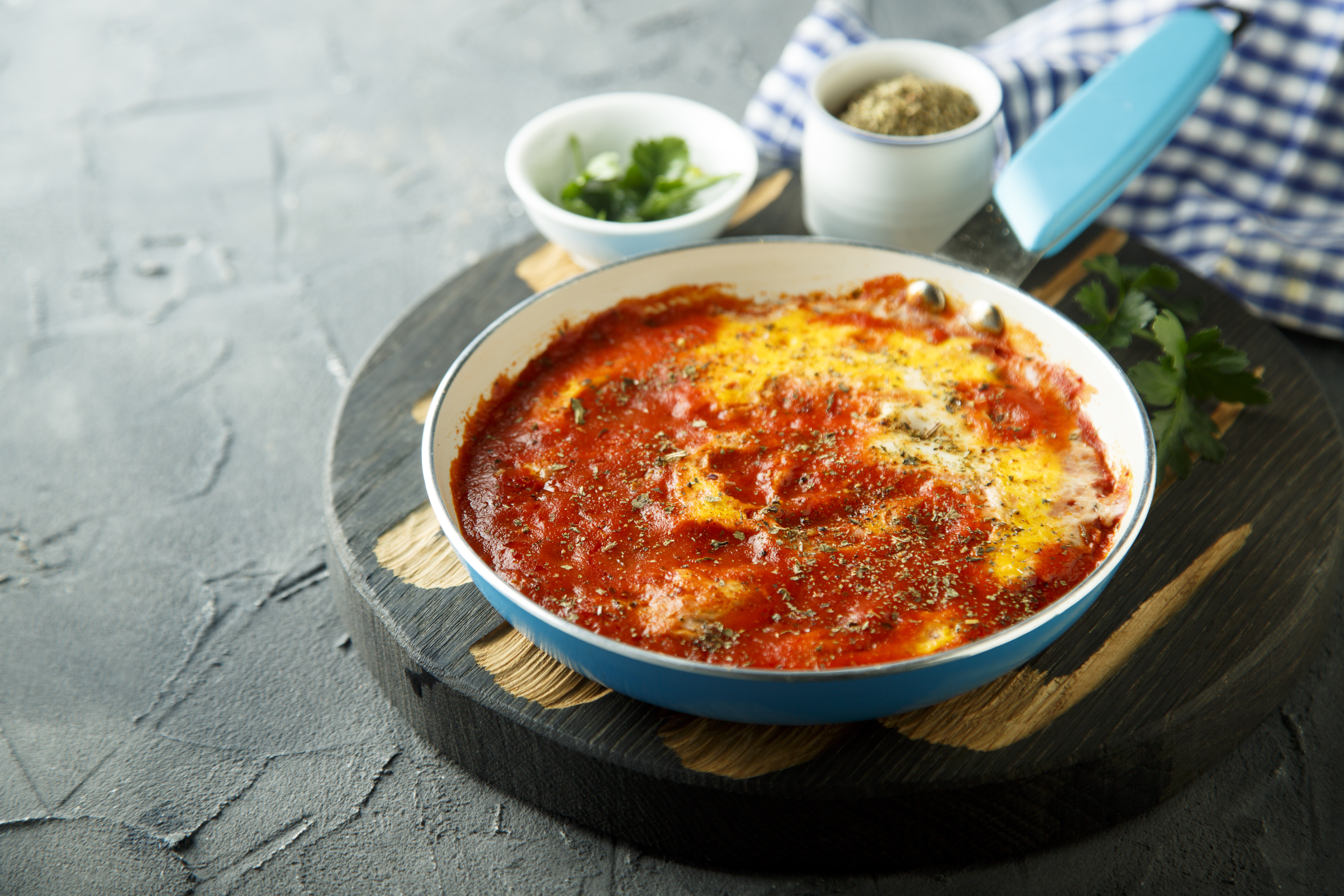En 30 minutos lleva a la mesa estos huevos napolitanos gratinados