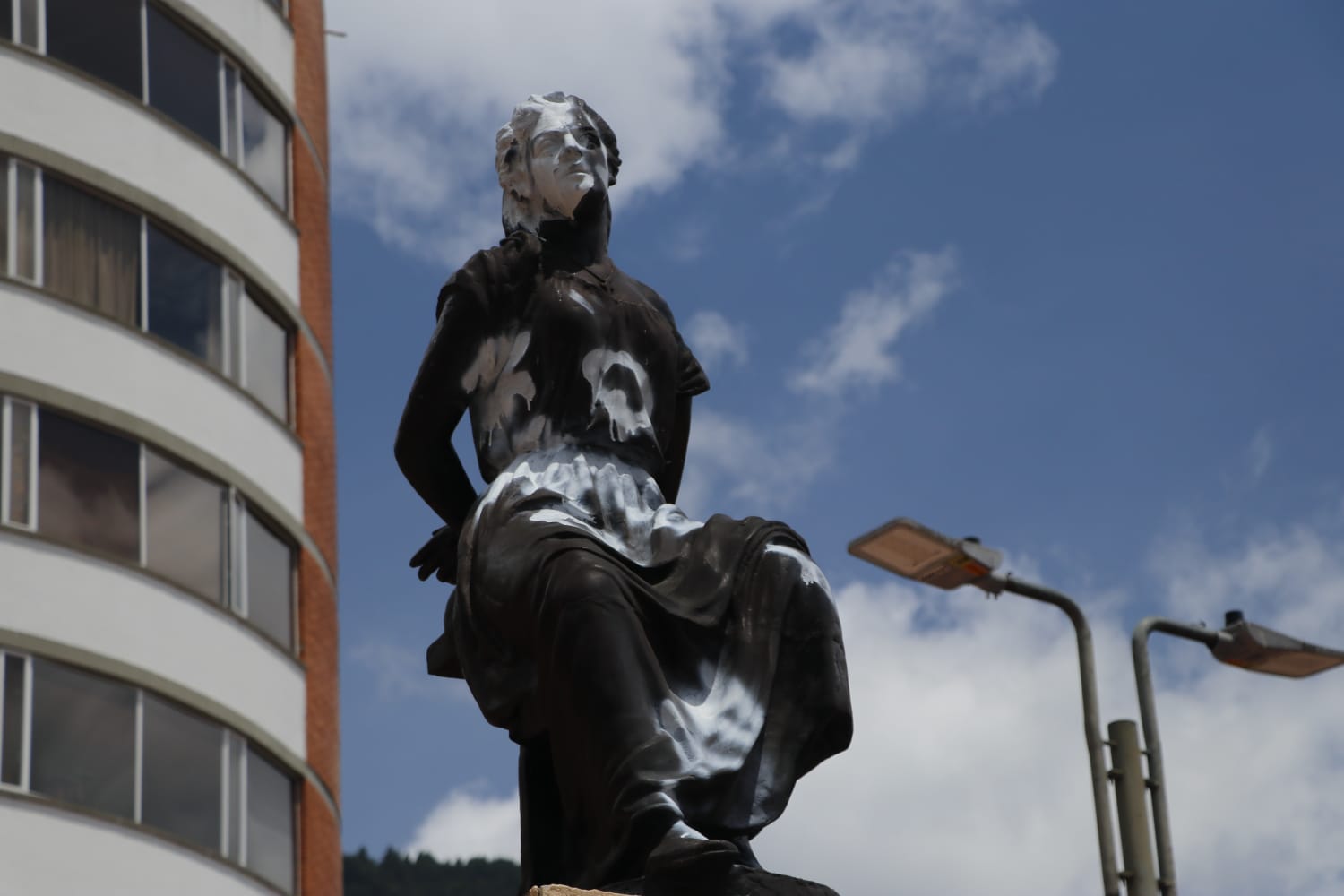 Monumentos en Bogotá, afectados por vandalismo o condiciones adversas como el clima.