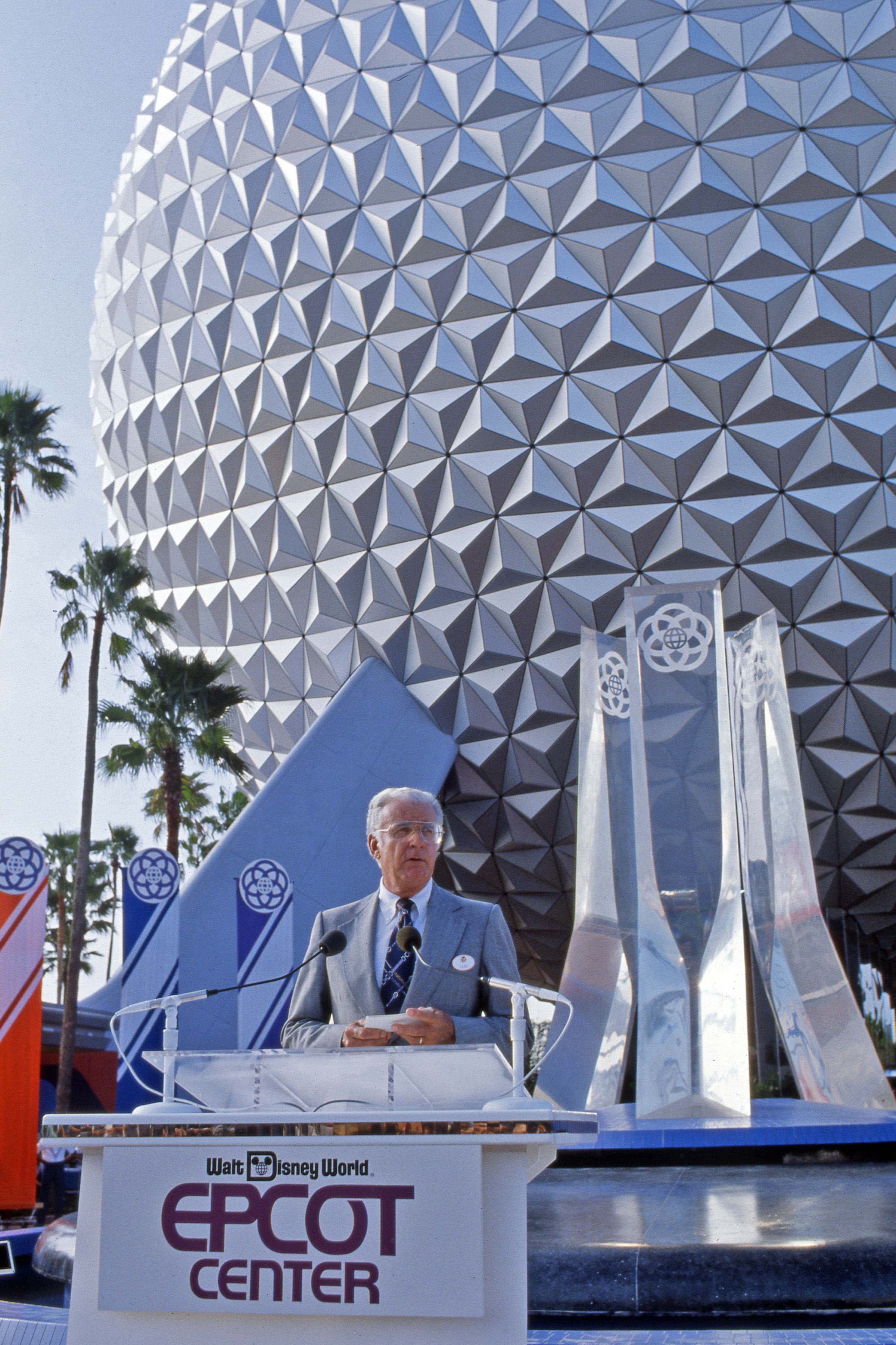 Card Walker, presidente y director ejecutivo de Walt Disney Productions, inauguró oficialmente EPCOT el 24 de octubre de 1982.