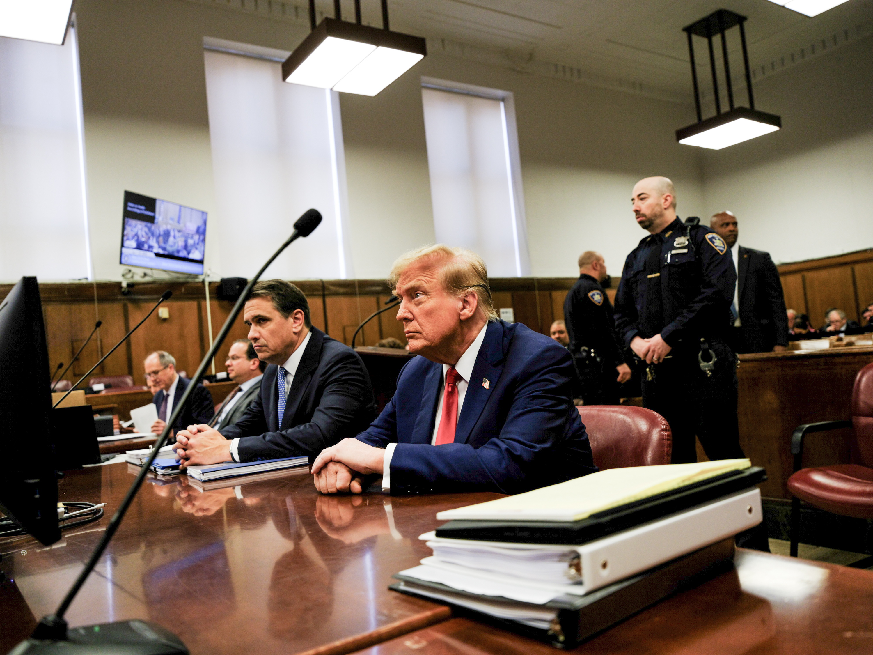 Manhattan (Usa), 24/04/2024.- Republican presidential candidate and former U.S. President Donald Trump looks on in the courtroom as his criminal trial continues at Manhattan Criminal Court in New York, New York, USA, 23 April 2024. Trump is facing 34 felony counts of falsifying business records related to payments made to adult film star Stormy Daniels during his 2016 presidential campaign. (tormenta, Nueva York) EFE/EPA/Curtis Means / POOL