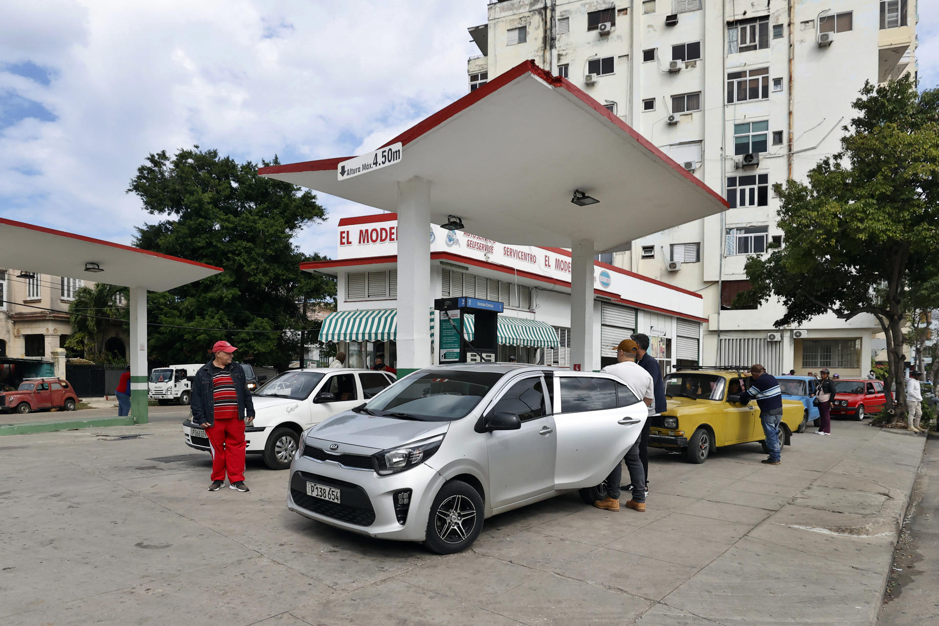 Sin gasolina y sin luz: Cuba, en jaque, culpa a Trump por “asfixiar” su economía