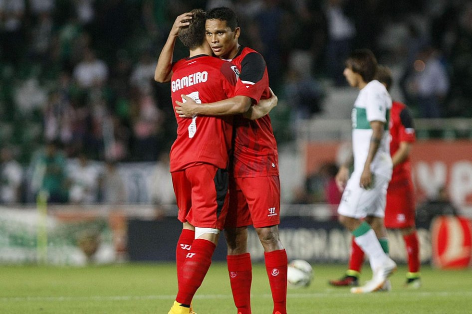 Carlos Bacca, entre los 21 jugadores del Sevilla que viajan a Lieja