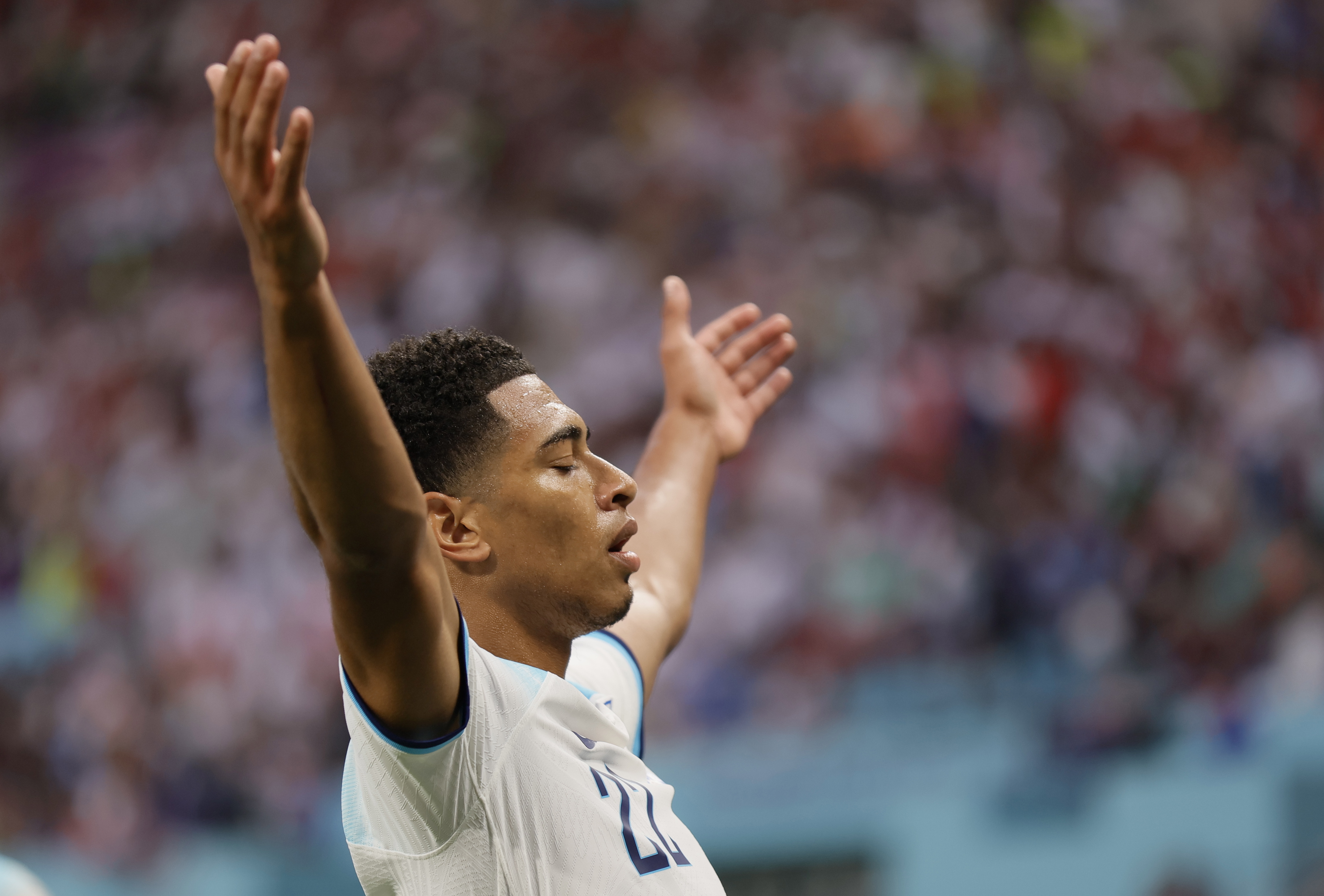 Doha (Qatar), 21/11/2022.- Jude Bellingham of England celebrates after scoring the opening goal in the FIFA World Cup 2022 group B soccer match between England and Iran at Khalifa International Stadium in Doha, Qatar, 21 November 2022. (Mundial de Fútbol, Catar) EFE/EPA/Ronald Wittek