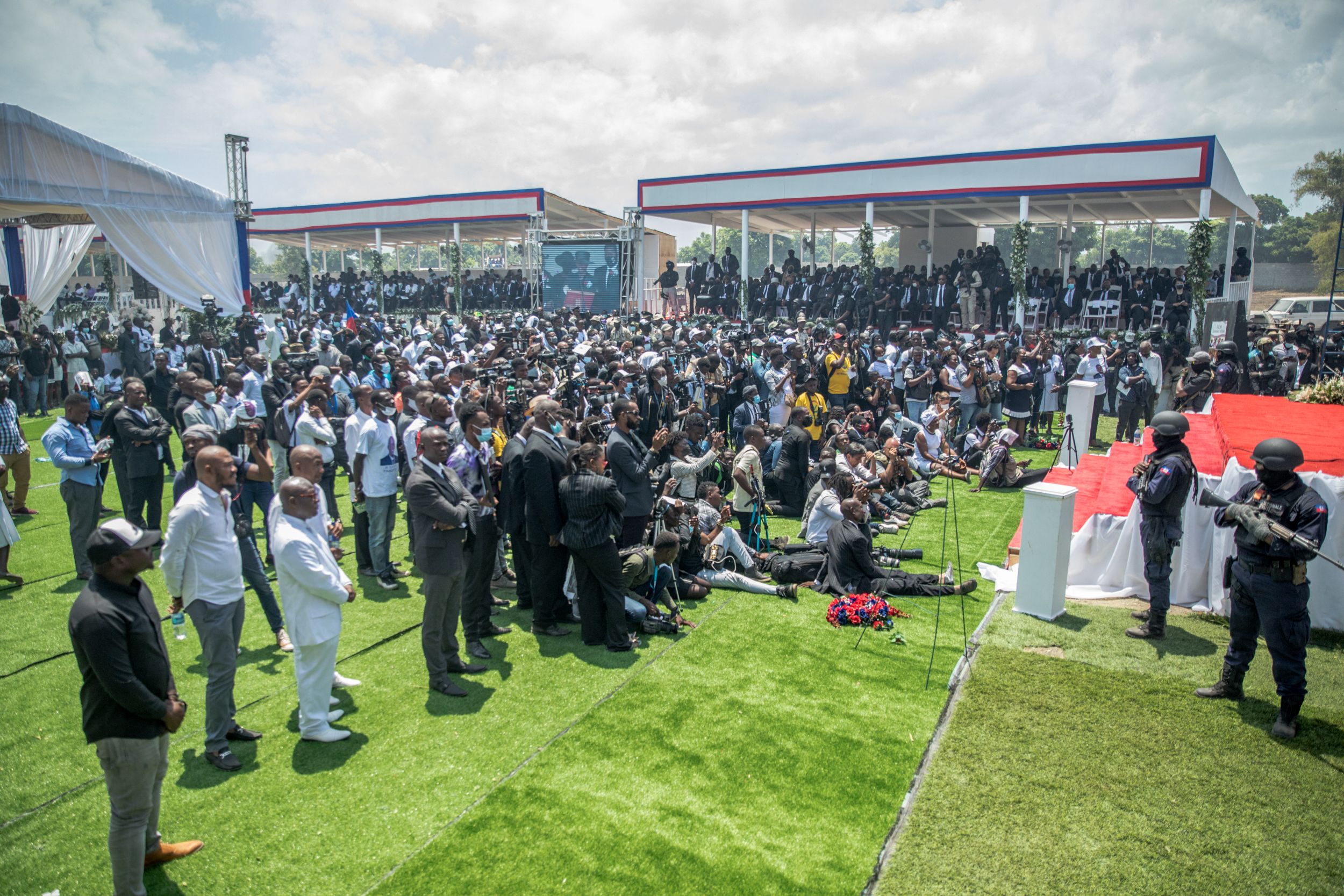 Un batallón rindió honores militares al jefe de Estado. Mientras que la ceremonia religiosa fue dirigida por cinco sacerdotes.