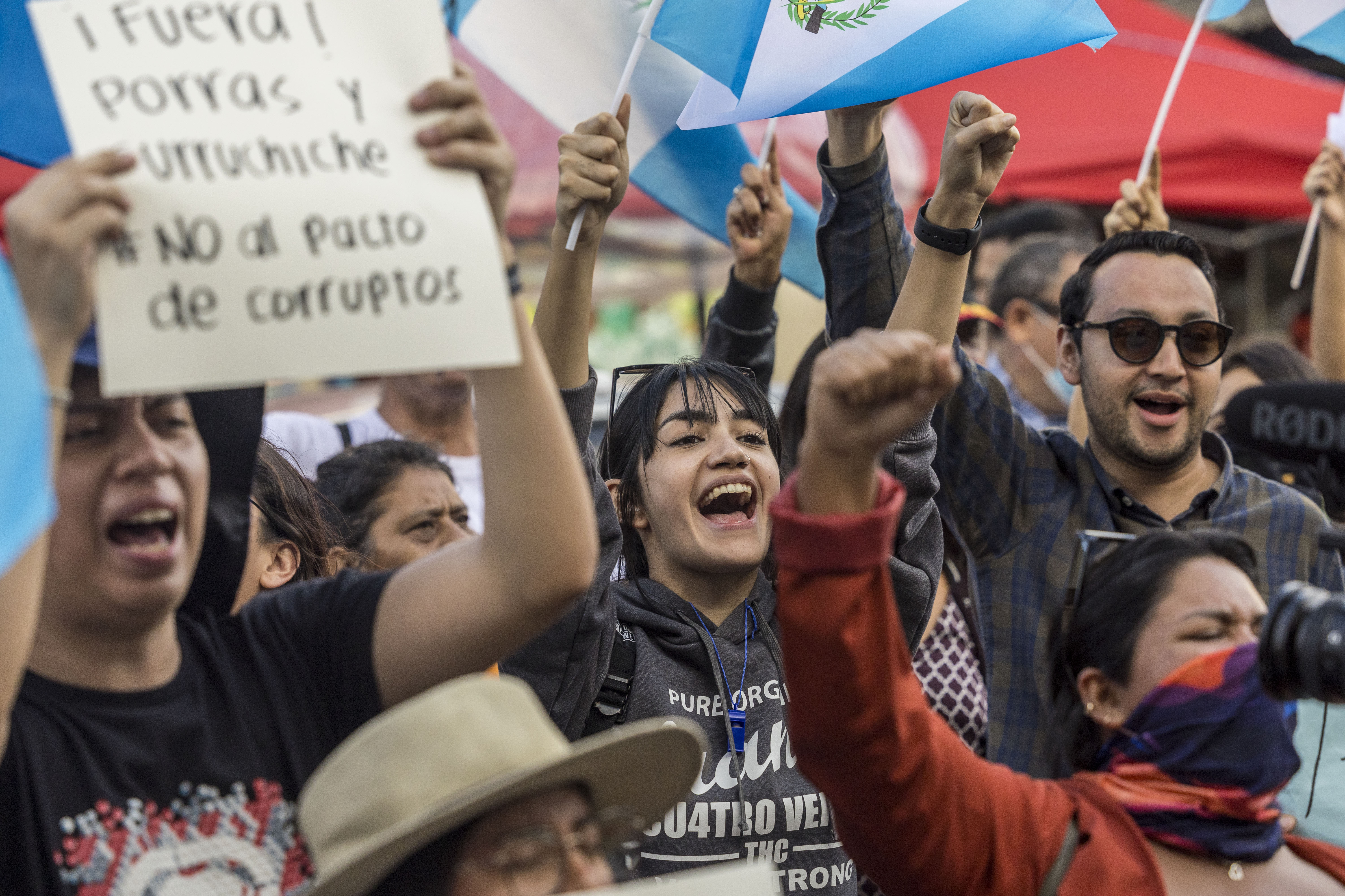 AME3146. CIUDAD DE GUATEMALA (GUATEMALA), 14/07/2023.- Ciudadanos protestan hoy frente a la sede del Ministerio Público para exigir la renuncia de la fiscal general Consuelo Porras y el fiscal Rafael Curruchiche, a quienes acusan de intentar detener las elecciones generales y cancelar al movimiento Semilla del candidato progresista Bernardo Arevalo, en Ciudad de Guatemala (Guatemala). EFE/ Esteban Biba