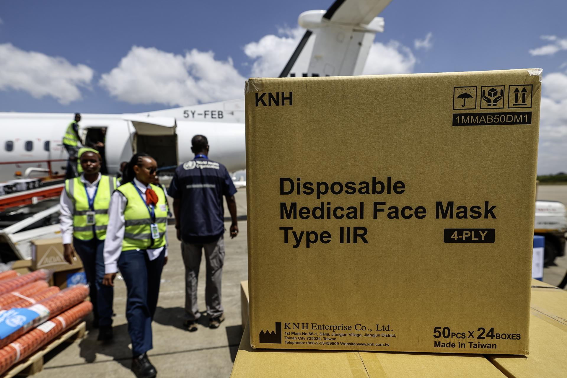 NAIROBI (Kenya), 20/05/2026.- World Health Organization staff members, assisted by Tradewinds Aviation Services staff, load medical supplies onto a United Nations Organization Stabilization Mission in the Democratic Republic of the Congo plane at Jomo Kenyatta International Airport in Nairobi, Kenya, 20 May 2026. The plane is destined for Bunia in the Democratic Republic of the Congo to help combat the Ebola outbreak, carrying PPE, testing kits, and body bags. The WHO has declared that the Ebola disease caused by the Bundibugyo virus in the Democratic Republic of the Congo and Uganda constitutes a public health emergency of international concern (PHEIC). (Kenia) EFE/EPA/DANIEL IRUNGU
