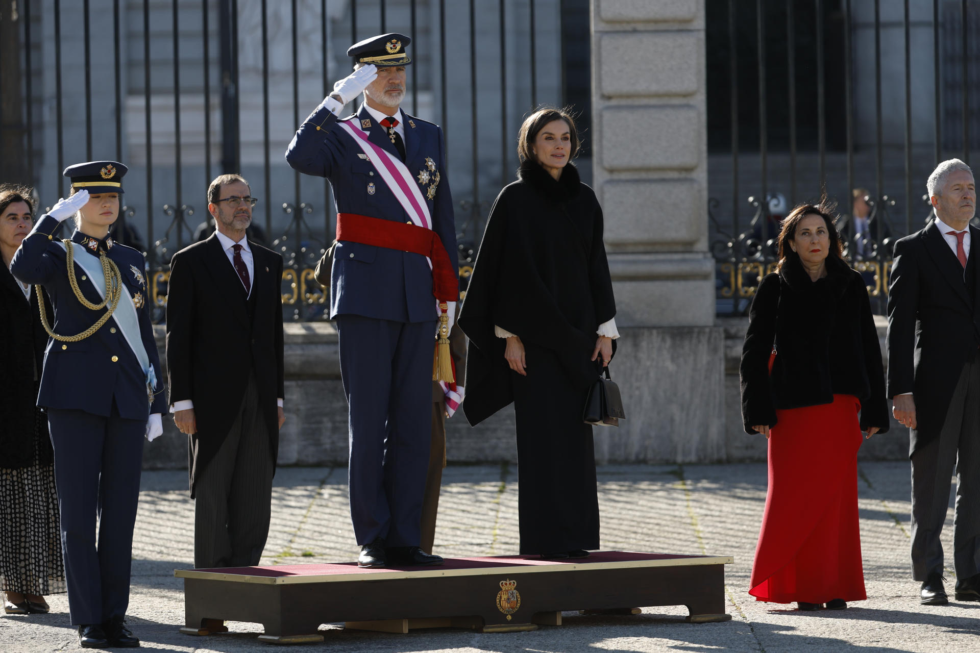 MADRID, 06/01/2026.- El rey Felipe VI, la princesa Leonor (izda, delante) y la reina Letizia presiden la ceremonia de la Pascua Militar, un solemne acto castrense que reúne a la cúpula de los tres ejércitos y de la Guardia Civil, este martes en la plaza de la Armería del Palacio Real en Madrid. EFE/Juanjo Martín