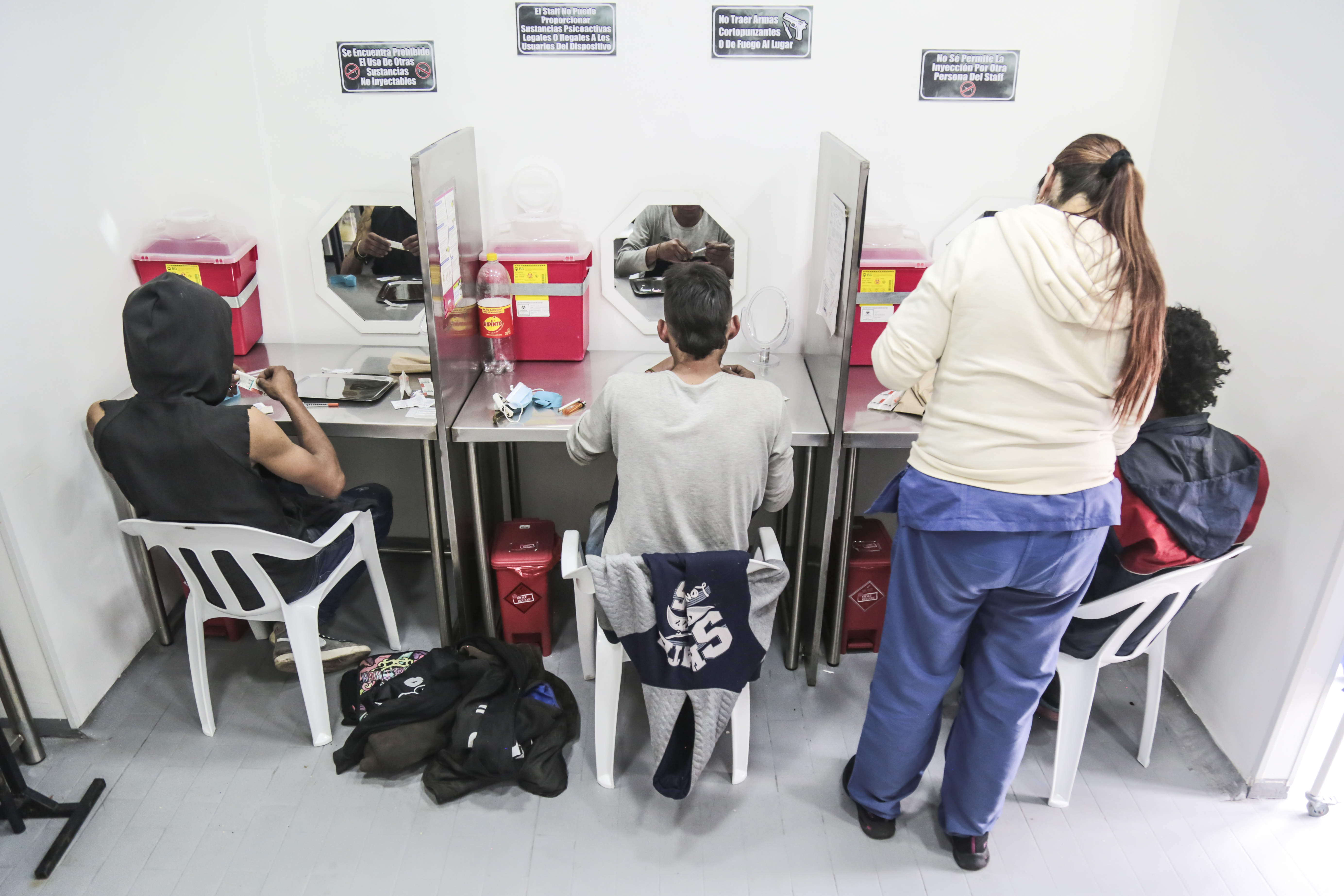 El gobierno saca pecho con su enfoque global de drogas, pero cojea en lo local