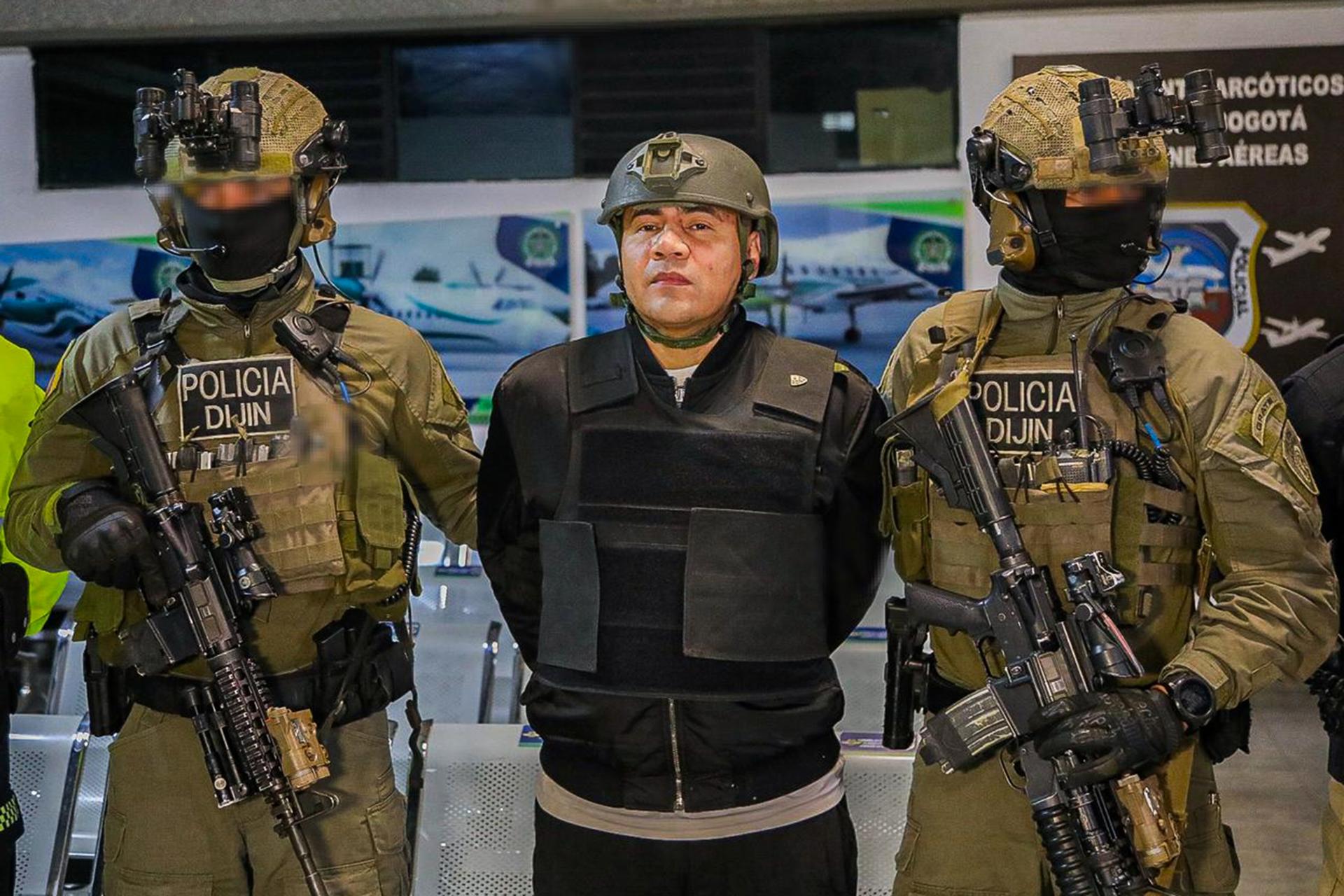 Bogota (Colombia), 03/02/2026.- A handout photo made available by the Colombian National Police shows officers from the Criminal Investigation Directorate and INTERPOL (DIJIN) guarding Colombian Andres Felipe Marin Silva, alias Pipe Tulua, during his extradition process to the United States in Bogota, Colombia, 03 Fedruary 2026. The Colombian government extradited the alleged drug trafficker, alias Pipe Tulua, hours before President Gustavo Petro met with his counterpart Donald Trump at the White House, where cooperation in the fight against drugs was to be discussed. (Estados Unidos) EFE/EPA/COLOMBIAN NATIONAL POLICE HANDOUT (MANDATORY CREDIT)HANDOUT EDITORIAL USE ONLY/NO SALES
