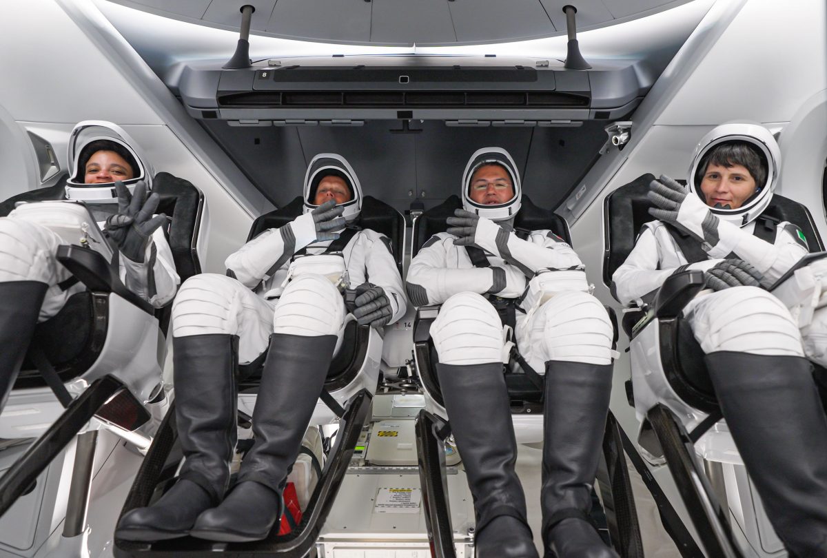 Los astronautas de la misión SpaceX Crew-4 en la nave de tripulación Dragon Freedom.