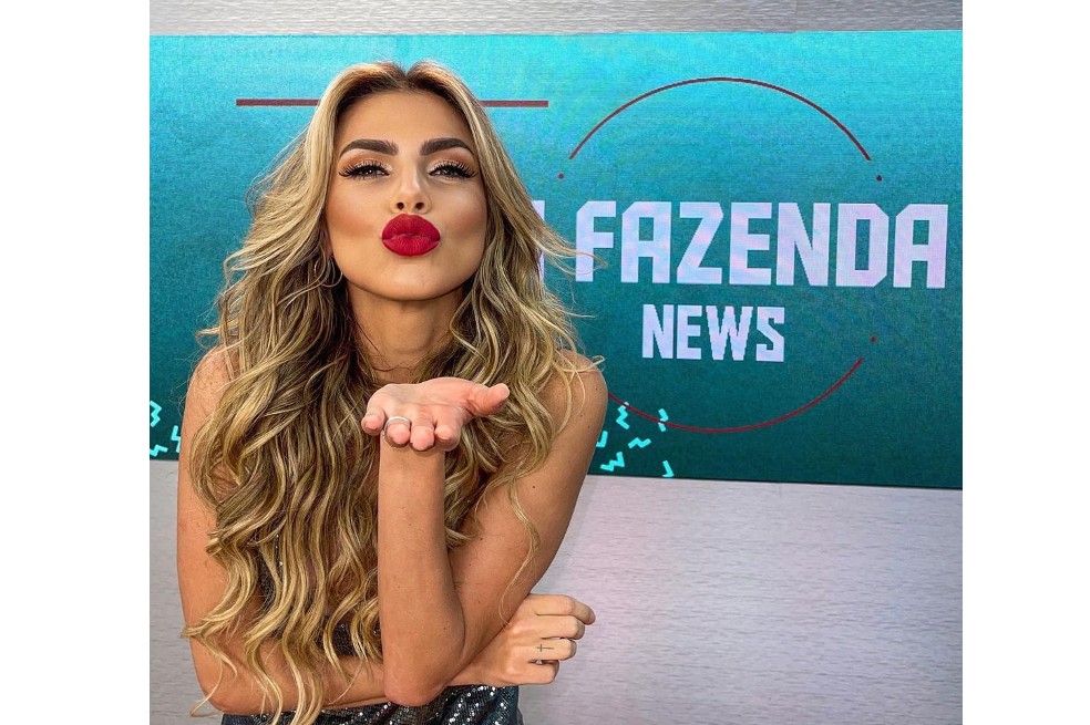 Según sus redes sociales, la mujer nacida en São Paulo también se desempeña como presentadora de un programa de televisión de su país llamado A Fazenda, además de ser influenciadora y promocionar algunos productos.