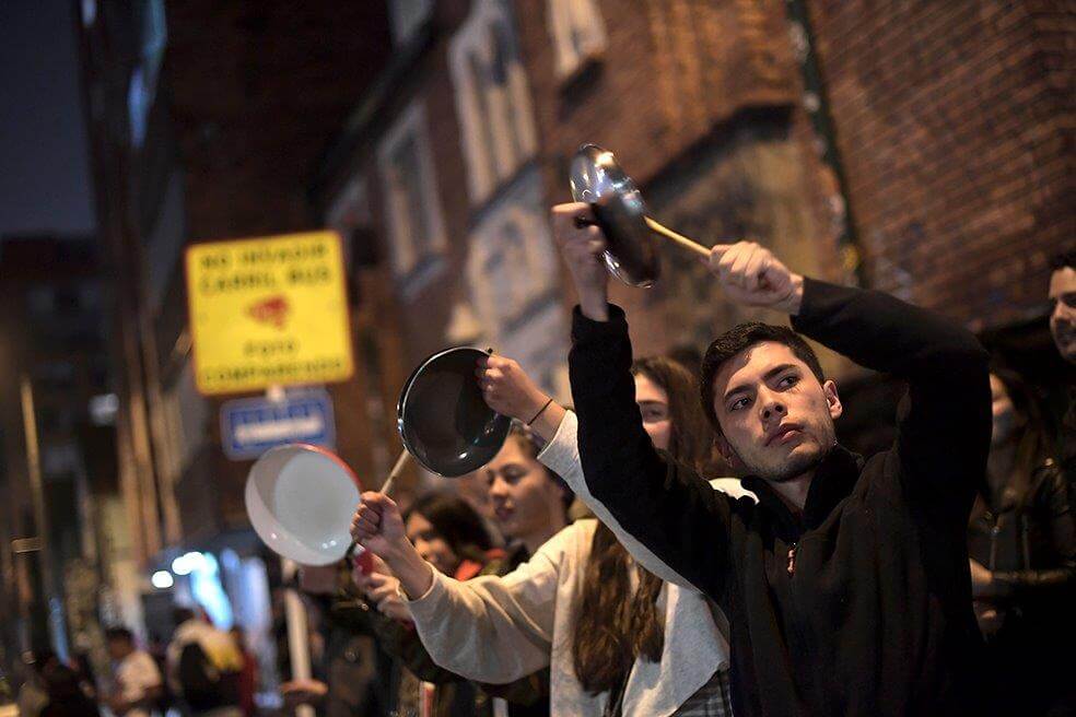 En imágenes: la noche de las cacerolas se toma Bogotá