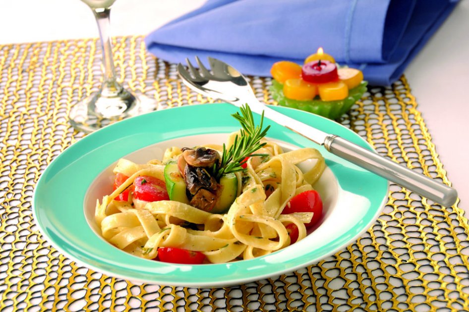 Tagliatelle a las finas hierbas con zucchini relleno