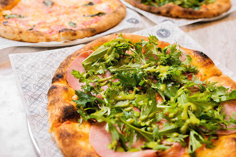 3. Detalles: La carta de Mr. romano cuenta con siete pizzas. Una con base blanca y seis con base de tomate, todas estas usan insumos colombianos, excepto los tomates. Todas la pizzas tienen un tamaño de 27 centímetros. Tiene una cerveza propia que hace el match perfecto con la comida.