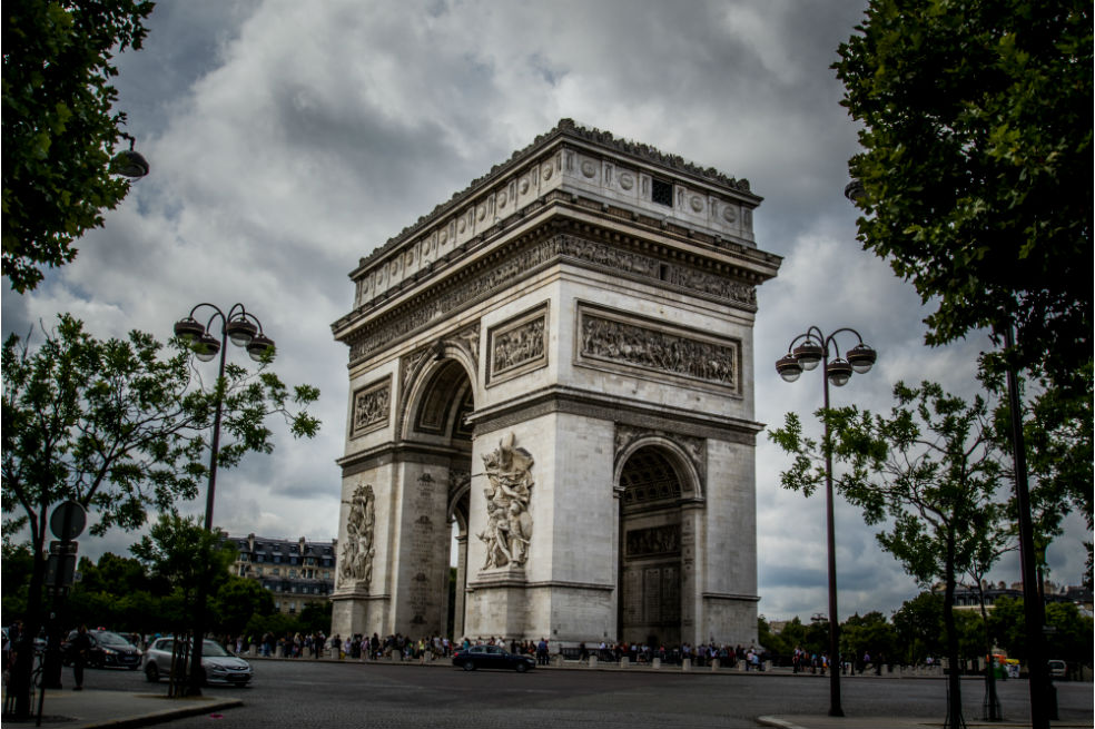 El Arco de Triunfo reabre sus puertas tras incidentes en manifestaciones en París