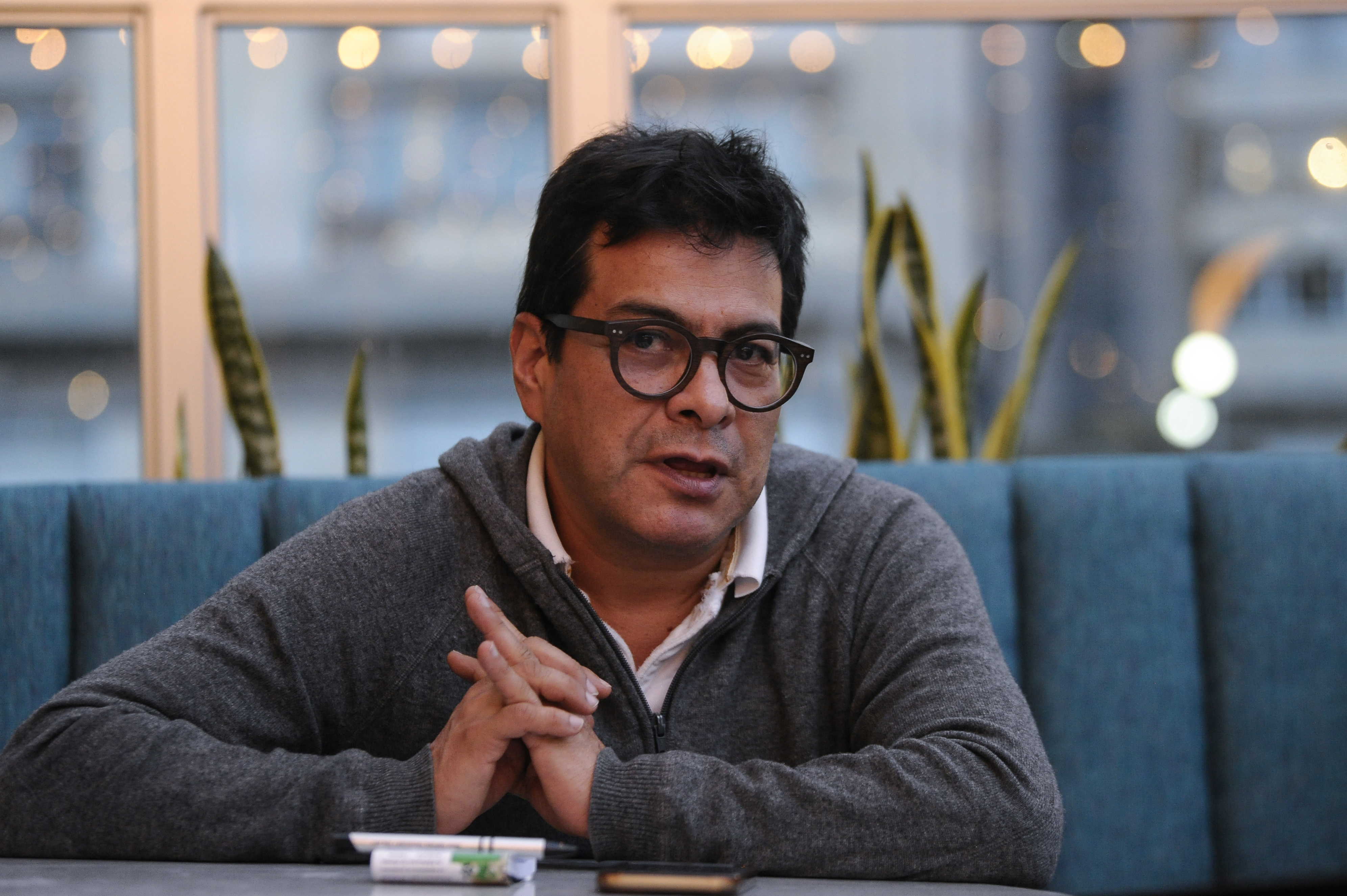 Comisionado de paz durante entrevista