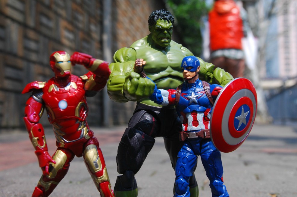 Ministro de Bolivia usa muñecos de Avengers para explicar el COVID-19