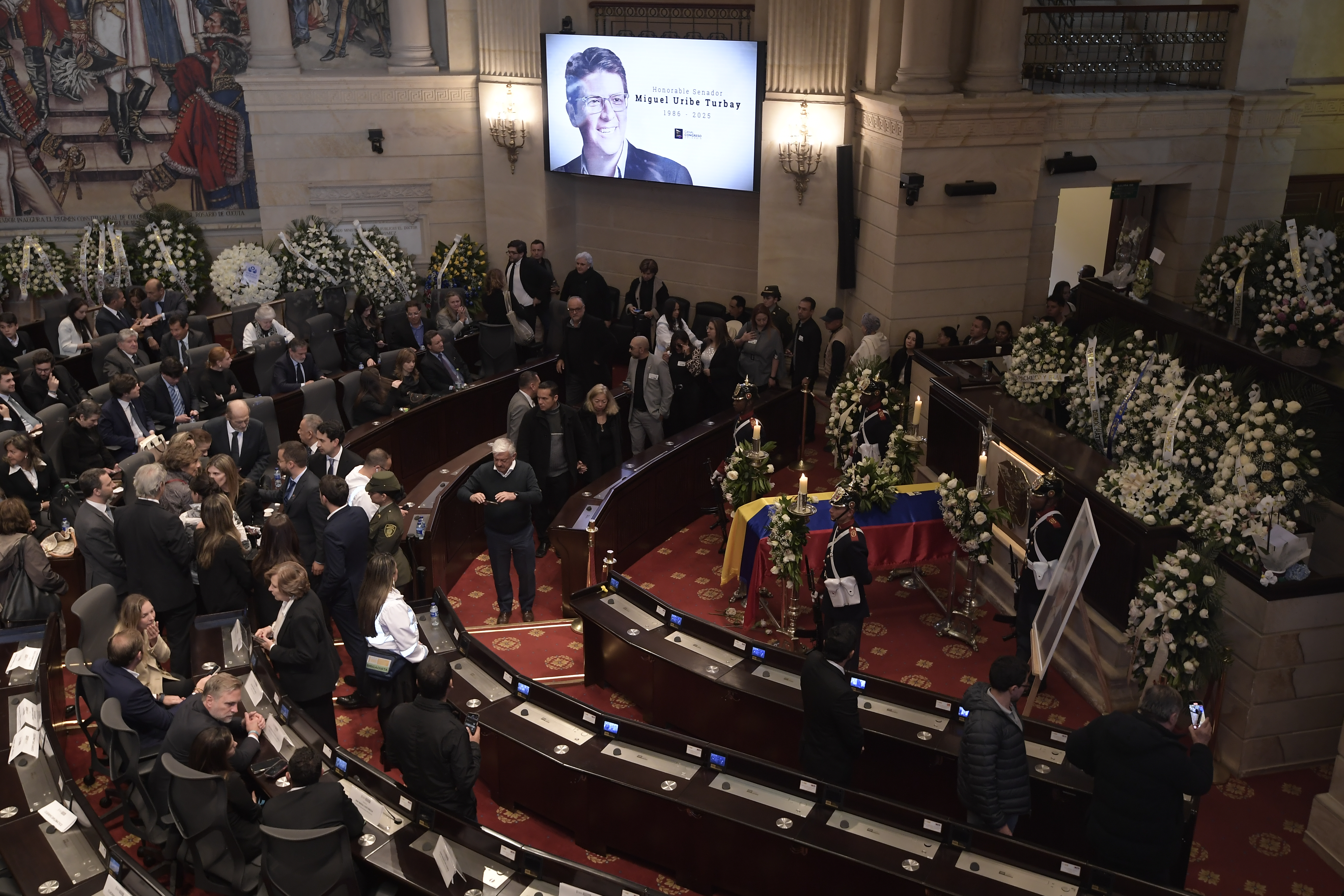 Garantías para la oposición, la promesa rota que vuelve a escena tras la muerte de Uribe