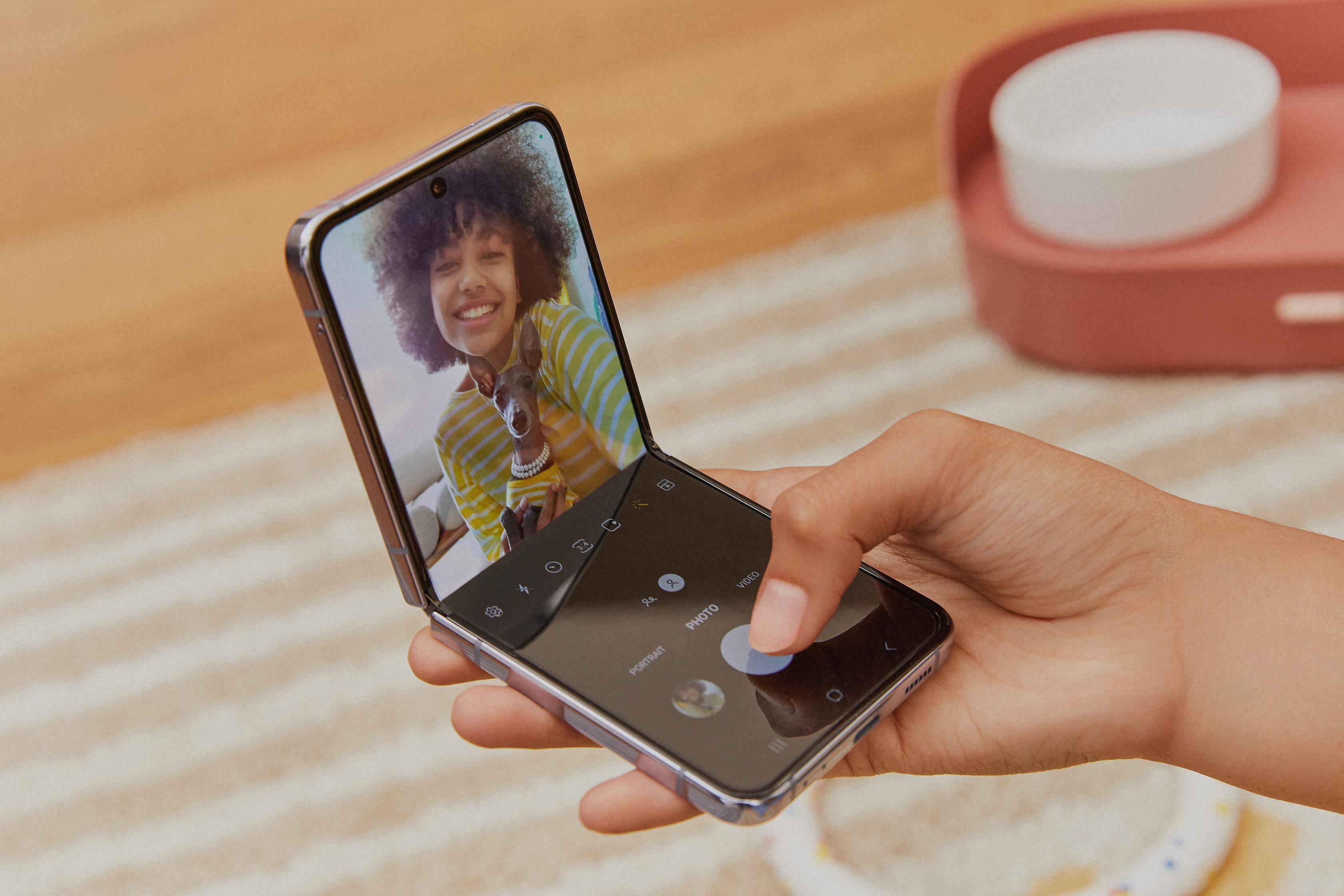 Galaxy Flip 4 promete brindar experiencias únicas, gracias a su diseño con bisagra.
