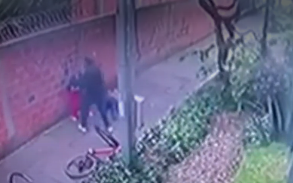 Adulto mayor y su enfermera fueron golpeados violentamente por un ciclista en Bogotá