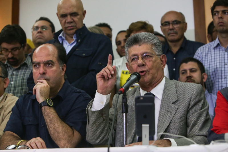 Oposición le pide a las Fuerzas Armadas de Venezuela no permitir "golpe de Estado"