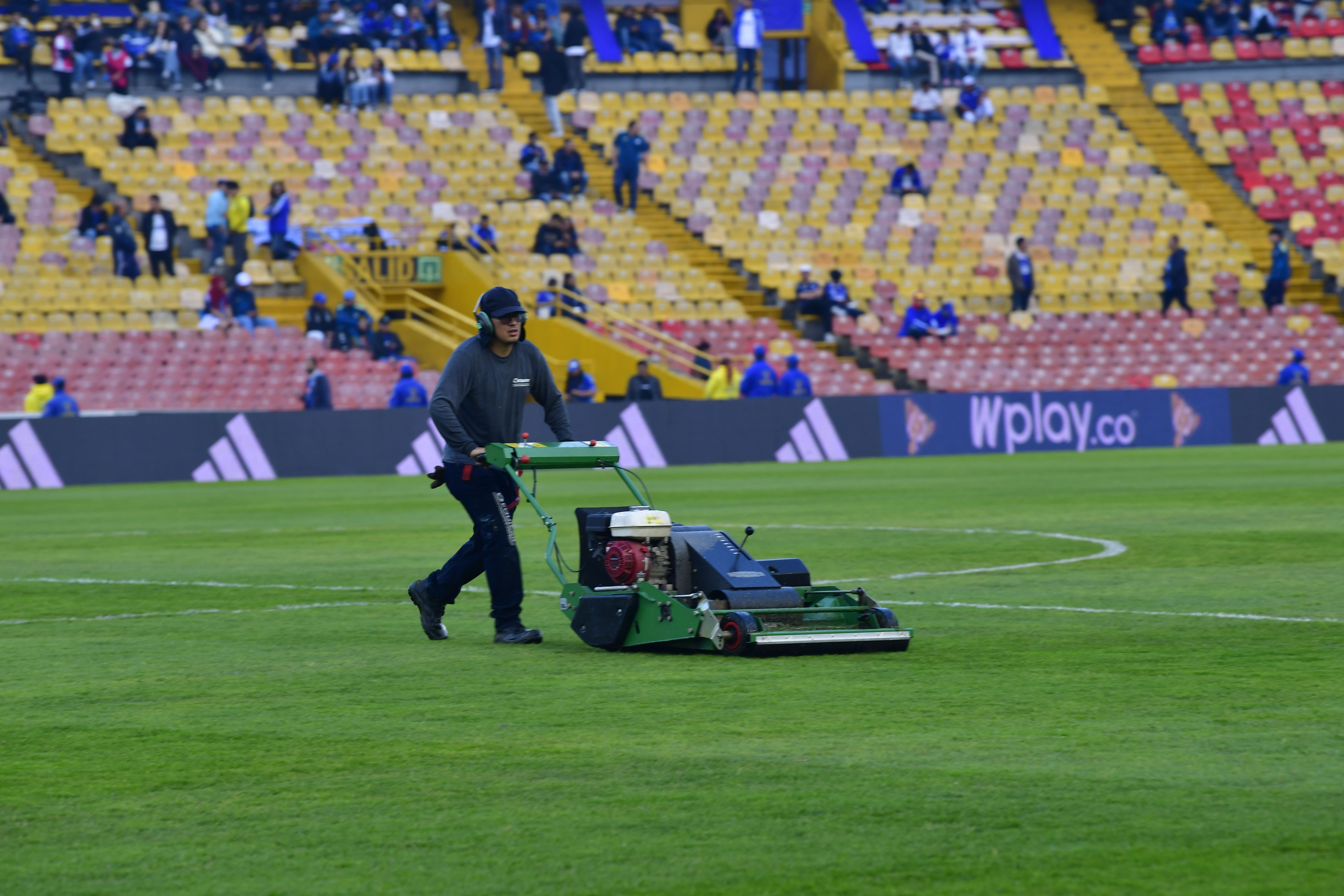Estado de la gramilla del estadio luego de haber sido cerrado y restaurado como consecuencia de las lluvias en la ciudad