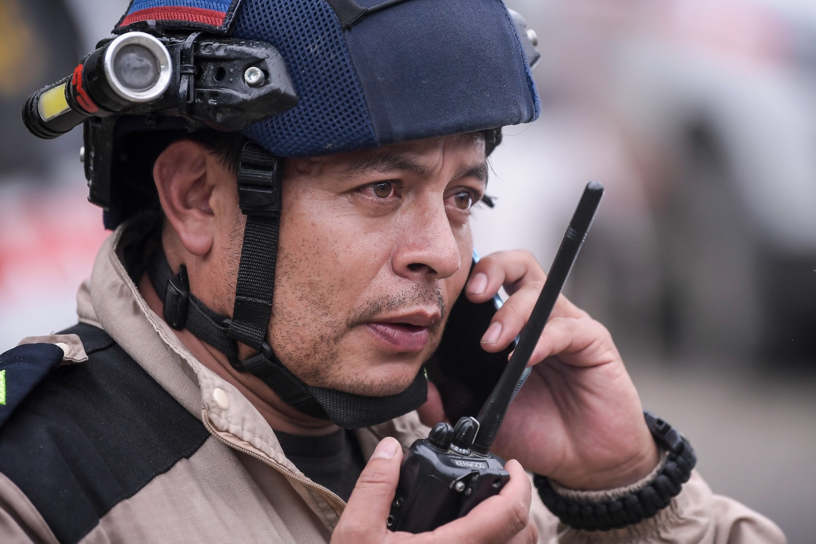 En el terreno, equipos de socorro y miembros de la fuerza pública adelantan labores de rescate y búsqueda de las personas que permanecen desaparecidas.