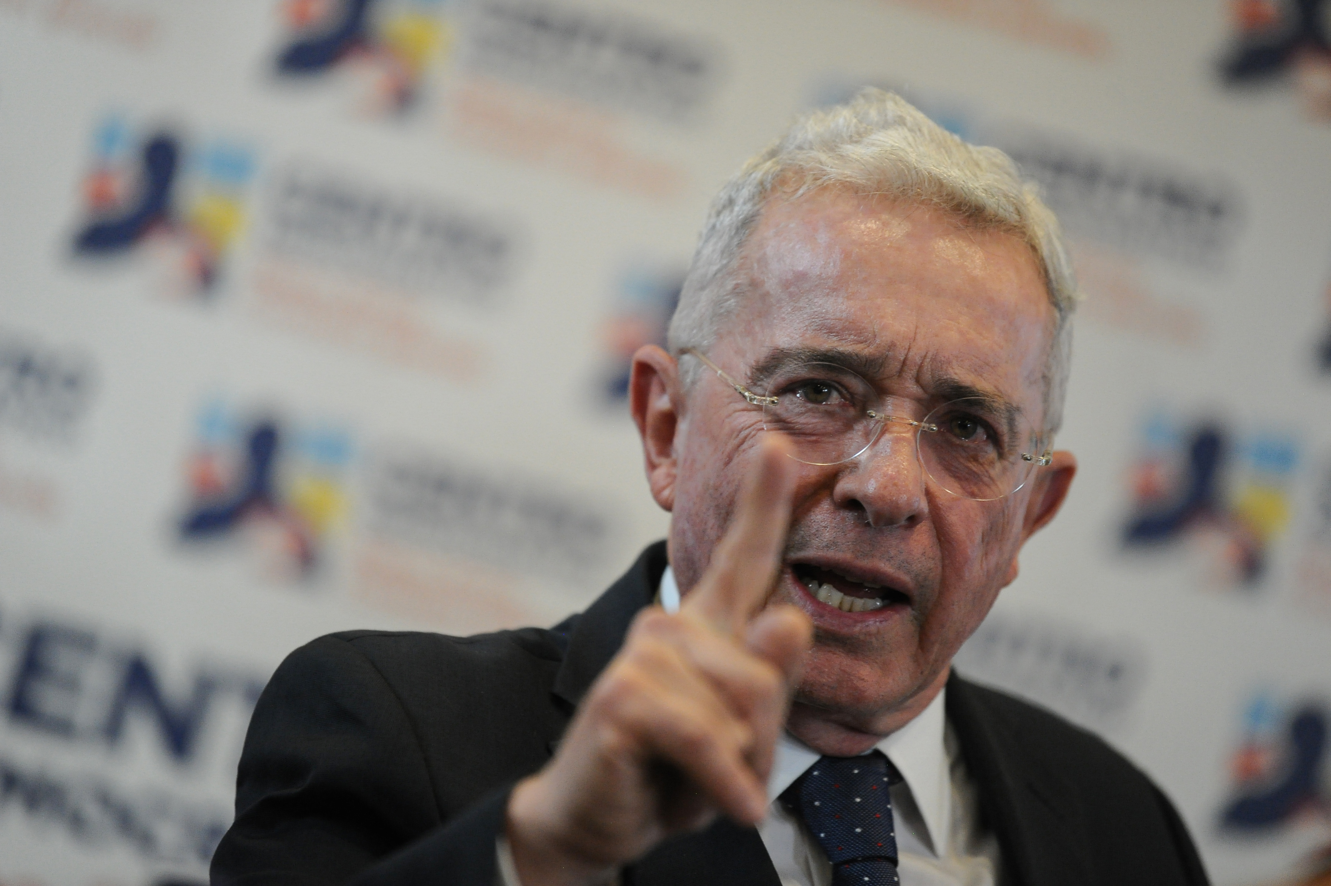 Uribe insiste en donaciones como fórmula para financiar autopistas en Antioquia