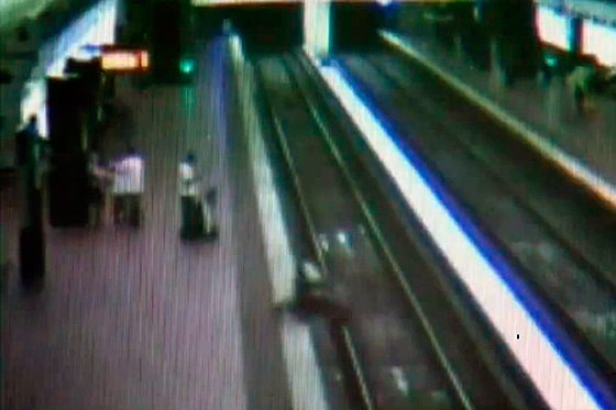Hombre en silla de ruedas cae a rieles del metro en Washington