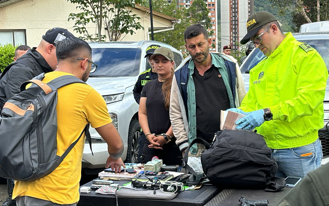 AME4161. MEDELLÍN (COLOMBIA), 23/07/2024.- Fotografía cedida por la Secretaría de Gobierno de Antioquia de Edgar de Jesús Orrego Arango (2-d), alias Firu, y alias 'Érika Castro' (c), dos de los tres disidentes de las FARC detenidos este martes, durante su presentación en Medellín (Colombia). El Ejército de Colombia detuvo a tres disidentes de las FARC que se movilizaban en vehículos oficiales de la Unidad Nacional de Protección (UNP) en una carretera entre los municipios de Santo Domingo y Barbosa, en el noroeste del país, informó la Gobernación de Antioquia. EFE/ Secretaría de Gobierno de Antioquia /SOLO USO EDITORIAL/ SOLO DISPONIBLE PARA ILUSTRAR LA NOTICIA QUE ACOMPAÑA (CRÉDITO OBLIGATORIO)
