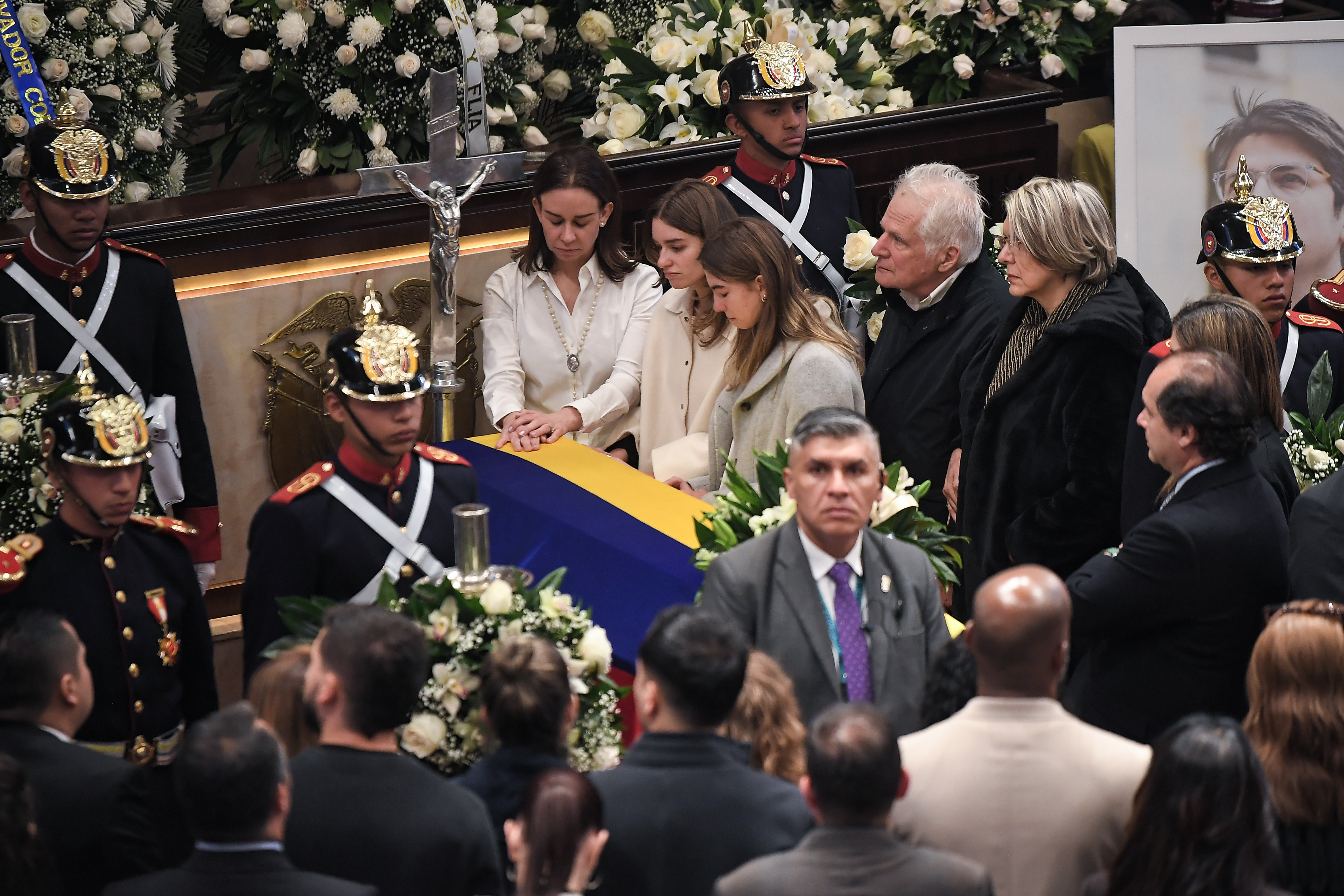 Asistentes al primer día de cámara ardiente del senador y precandidato a la presidencia en el Congreso de la República, entre ellos su esposa María Claudia Tarazona y su padre Miguel Uribe Londoño
