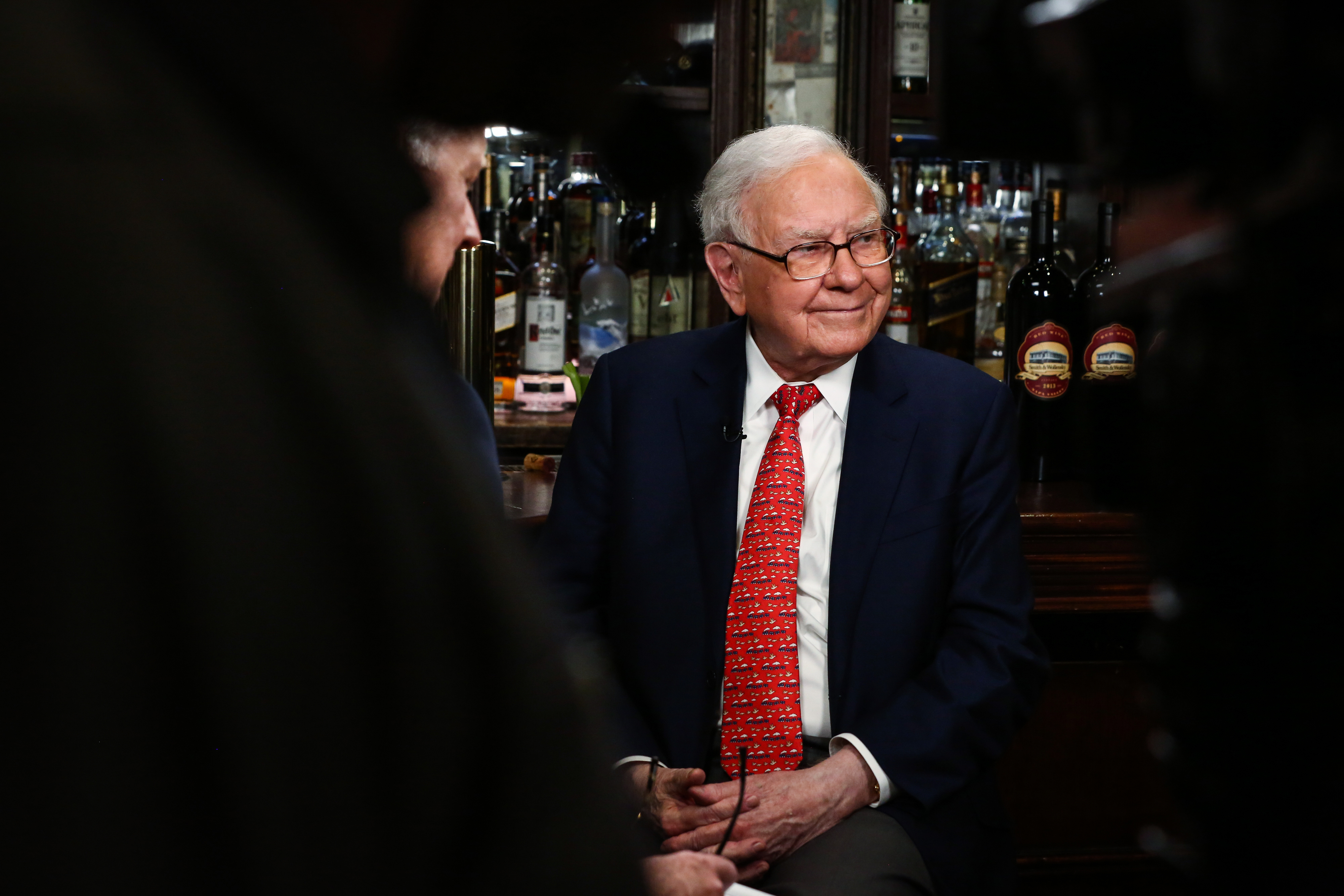 El millonario Warren Buffett siempre ha dicho que la mejor inversión que puede hacer una persona es "invertir en uno mismo".