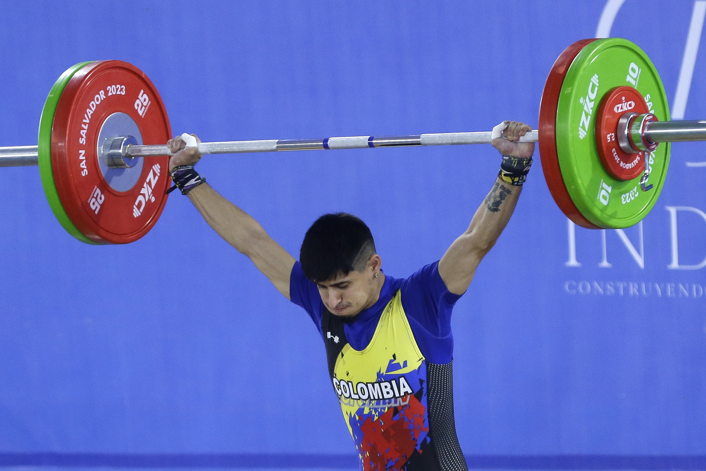 AMDEP4626. SAN SAN SALVADOR (EL SALVADOR), 24/06/2023.- Miguel Suárez de Colombia compite hoy, en levantamiento de pesas arranque 55kg masculino durante los Juegos Centroamericanos y del Caribe en San Salvador (El Salvador). EFE/ Carlos Lemos