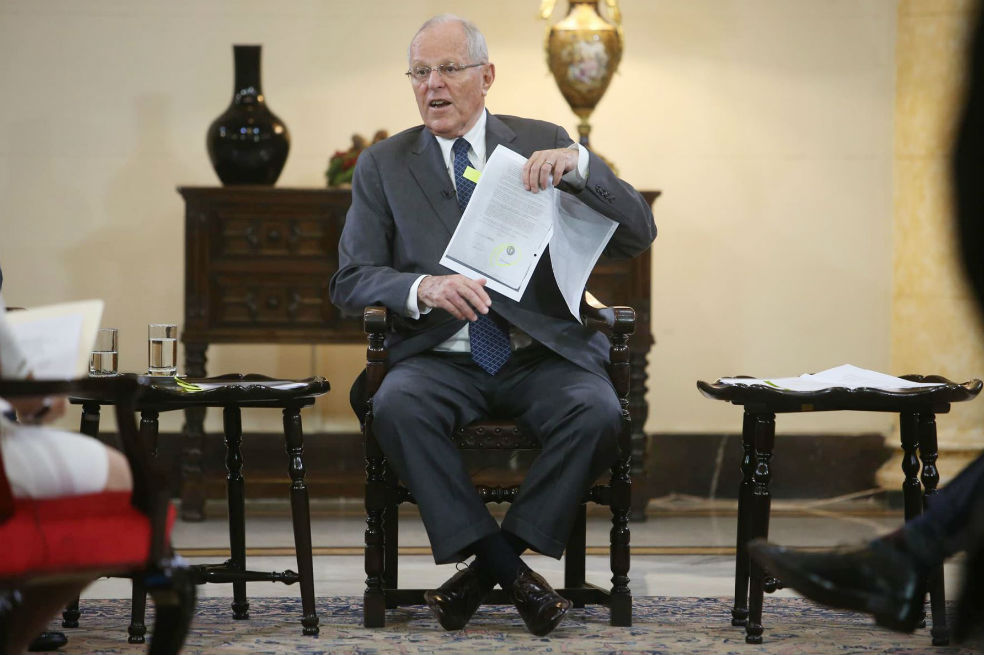 Presidente de Perú comienza su defensa para evitar destitución