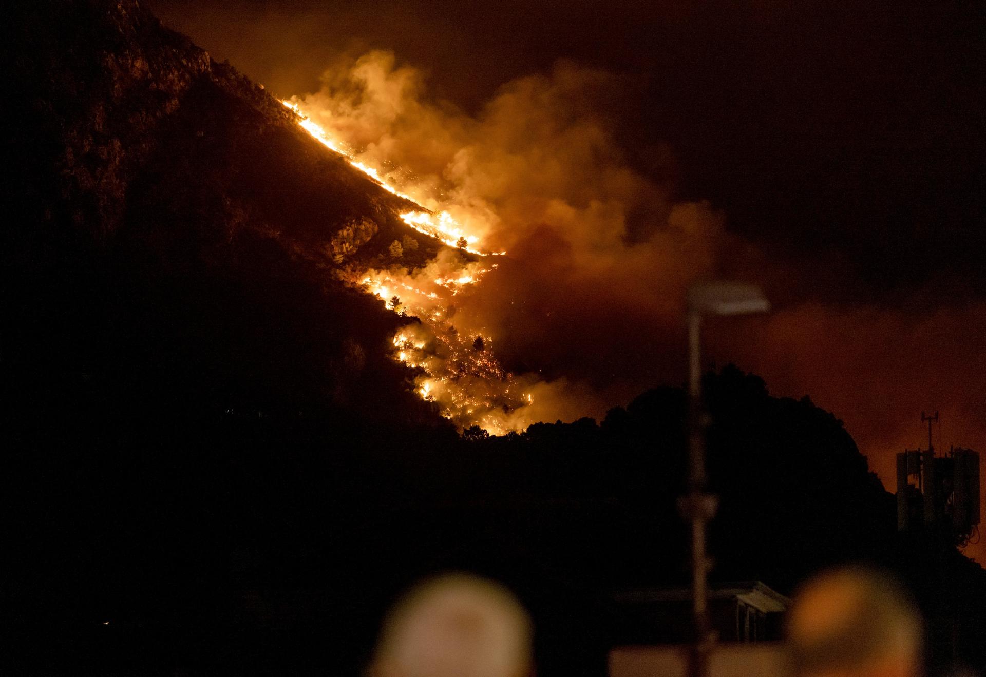 OMIS (Croatia), 14/08/2026.- Flames rise from a raging wildfire near the town of Omis, Croatia, 14 August 2026. Wildfires across the region have forced the evacuation of around 2,000 residents, with at least seven people being treated for life-threatening injuries. (incendio forestal, Croacia) EFE/EPA/STRINGER