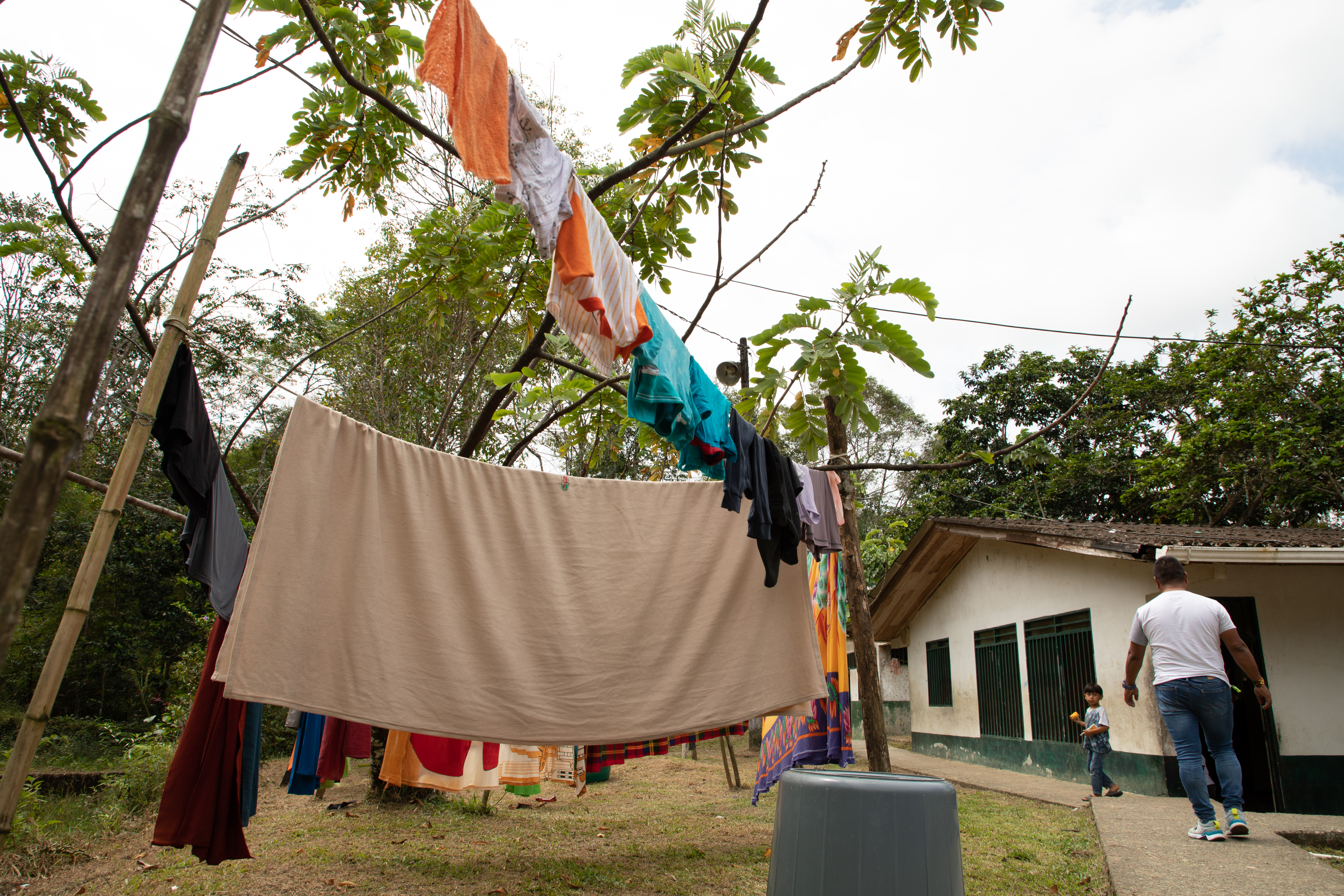 Incluso tras ser desplazadas, las comunidades denuncian que persiste la falta de atención del Estado. De hecho, 19 familias del cabildo indígena wounaan Valledupar (del río San Juan) permanecen alojadas en la Aldea Matías Mulumba, en Buenaventura, y dicen que temen ser desalojados porque la Unidad de Víctimas no ha pagado el arriendo del espacio.