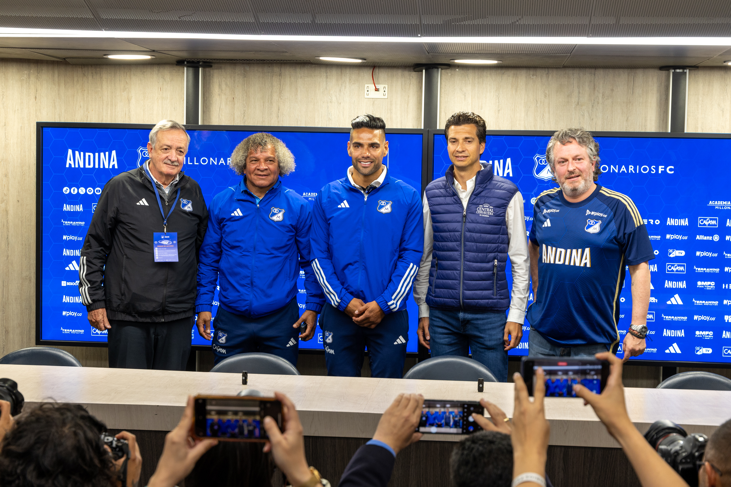 De izquierda a derecha: Enrique Camacho, presidente de Millonarios; Alberto Gamero, entrenador de Millonarios; Radamel Falcao, jugador de Millonarios; Felipe Mejía, gerente general de Central Cervecera de Colombia y Stephan Ramírez, gerente de marca de Andina.