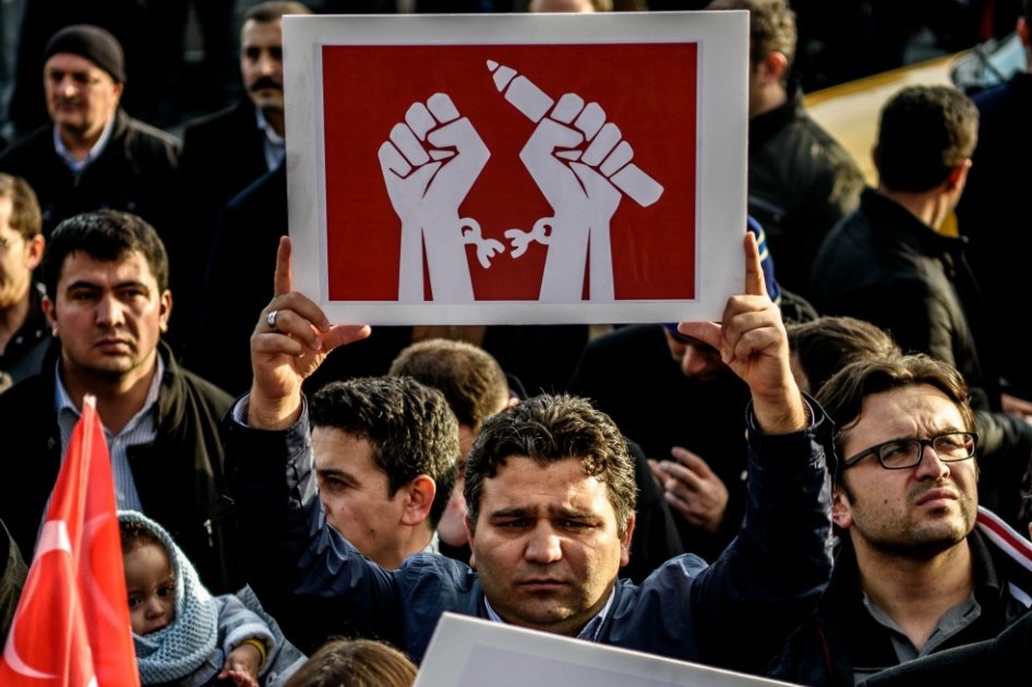 Así protestan periodistas y seguidores del diario Zaman, frente a la sede de este último en Estambul. / AFP