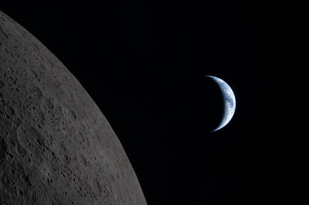 La Tierra se acerca al pasar por detrás de la Luna. La foto fue tomada aproximadamente seis minutos antes de la puesta de sol.