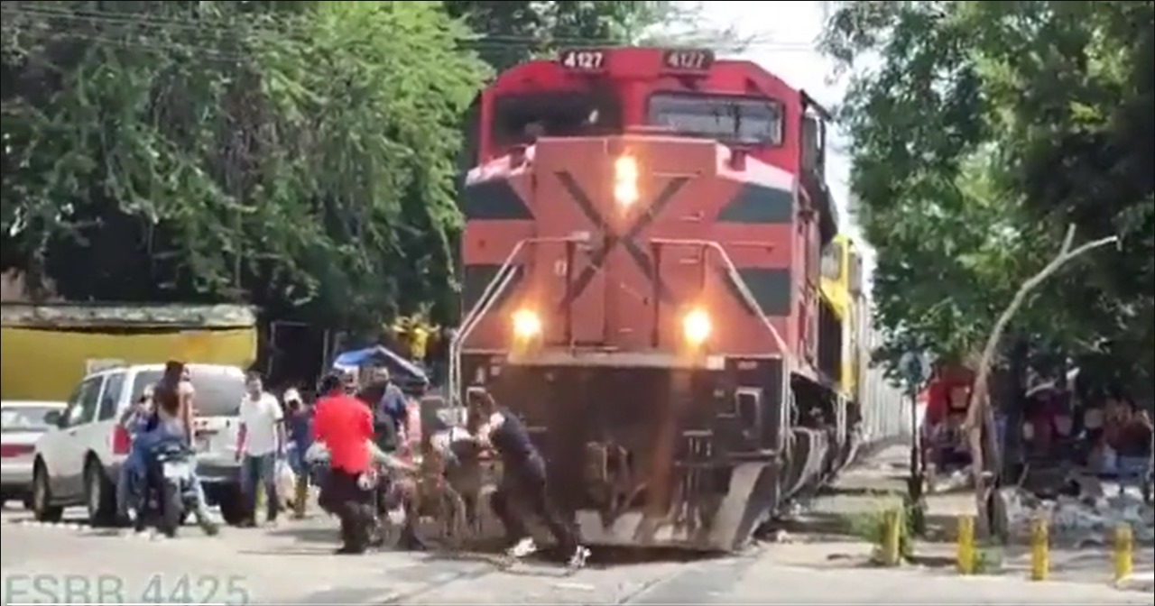 Hombre en silla de ruedas se salvó de ser atropellado por un tren