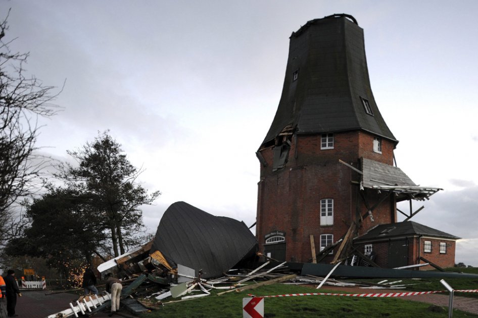 Vista exterior de uno de los molinos de viento de Greetsiel destrozado, en Greetseil, Alemania. Los vientos del huracán "Christian" están causando destrozos por todo el país./ EFE