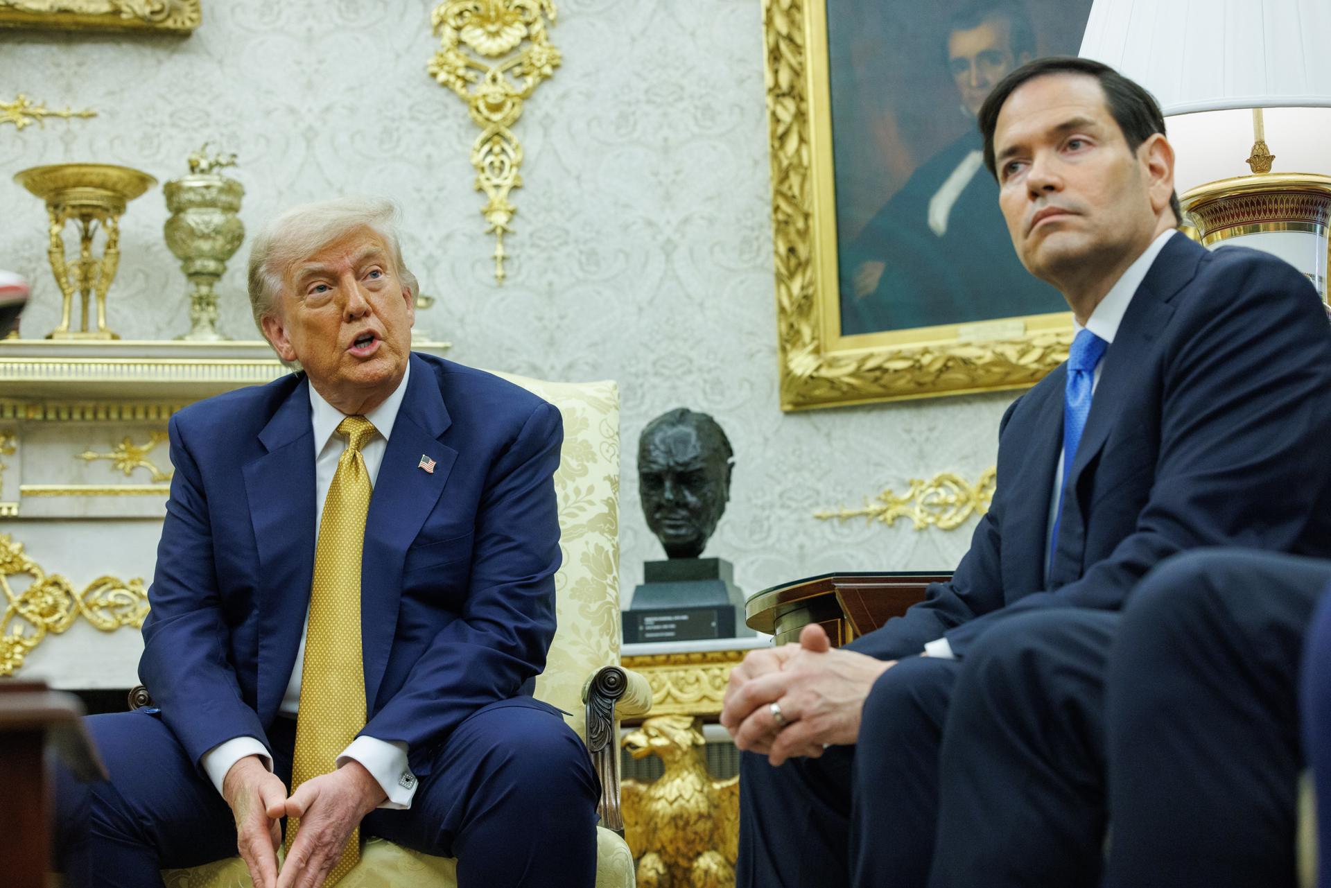 Washington (United States of America), 16/07/2025.- United States President Donald J. Trump (L) gives remarks as United States Secretary of State Marco Rubio (R) looks on during his meeting with Bahrain's Prime Minister and Crown Prince Sheikh Salman bin Hamad al-Khalifa in the Oval Office of the White House in Washington, DC, USA, 16 July 2025. (Bahrein, Estados Unidos) EFE/EPA/AARON SCHWARTZ / POOL
