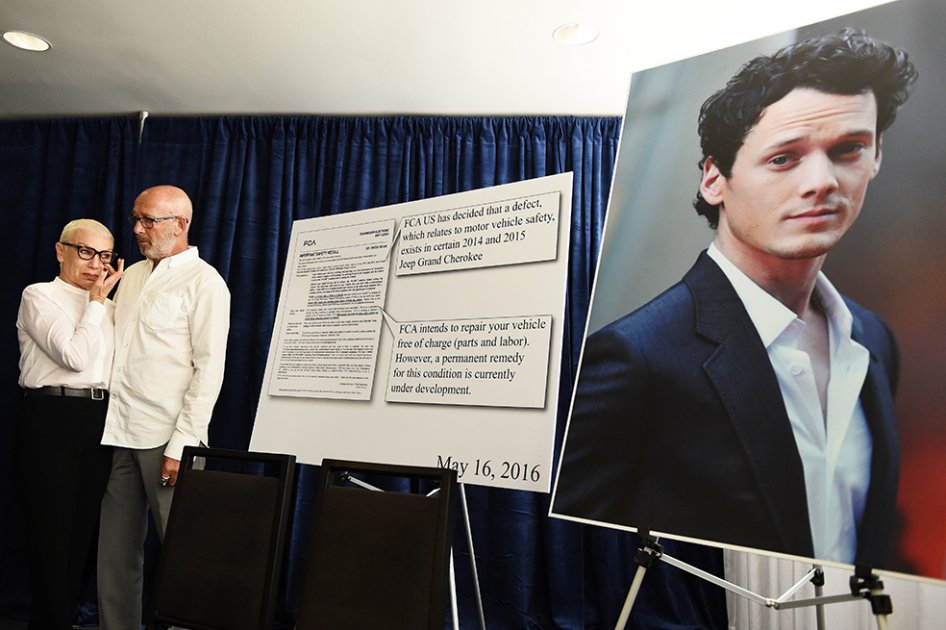 Padres de Anton Yelchin culpan a Fiat Chrysler por la muerte del actor