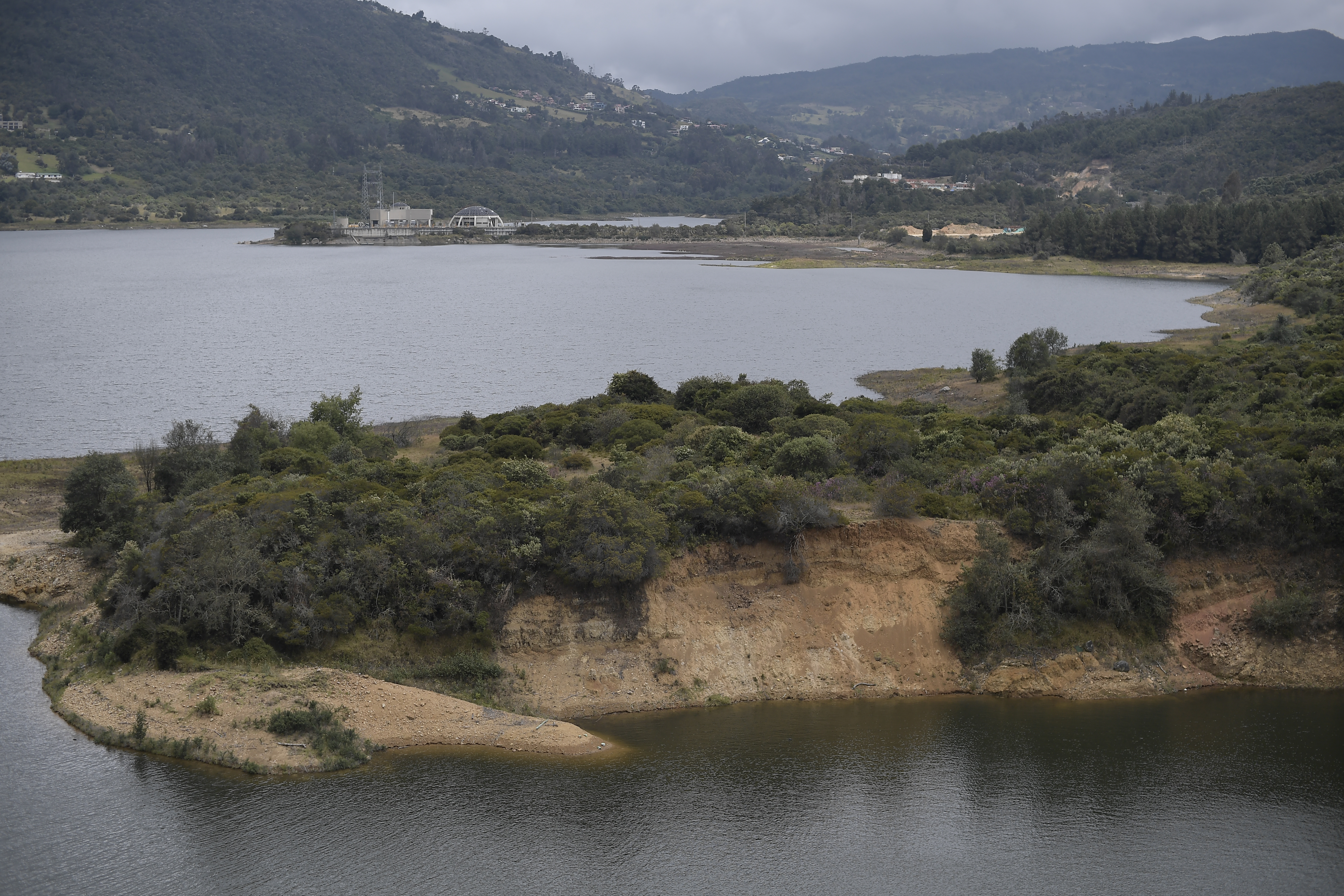 CAR dice que nivel de los embalses continúa disminuyendo pese a las lluvias