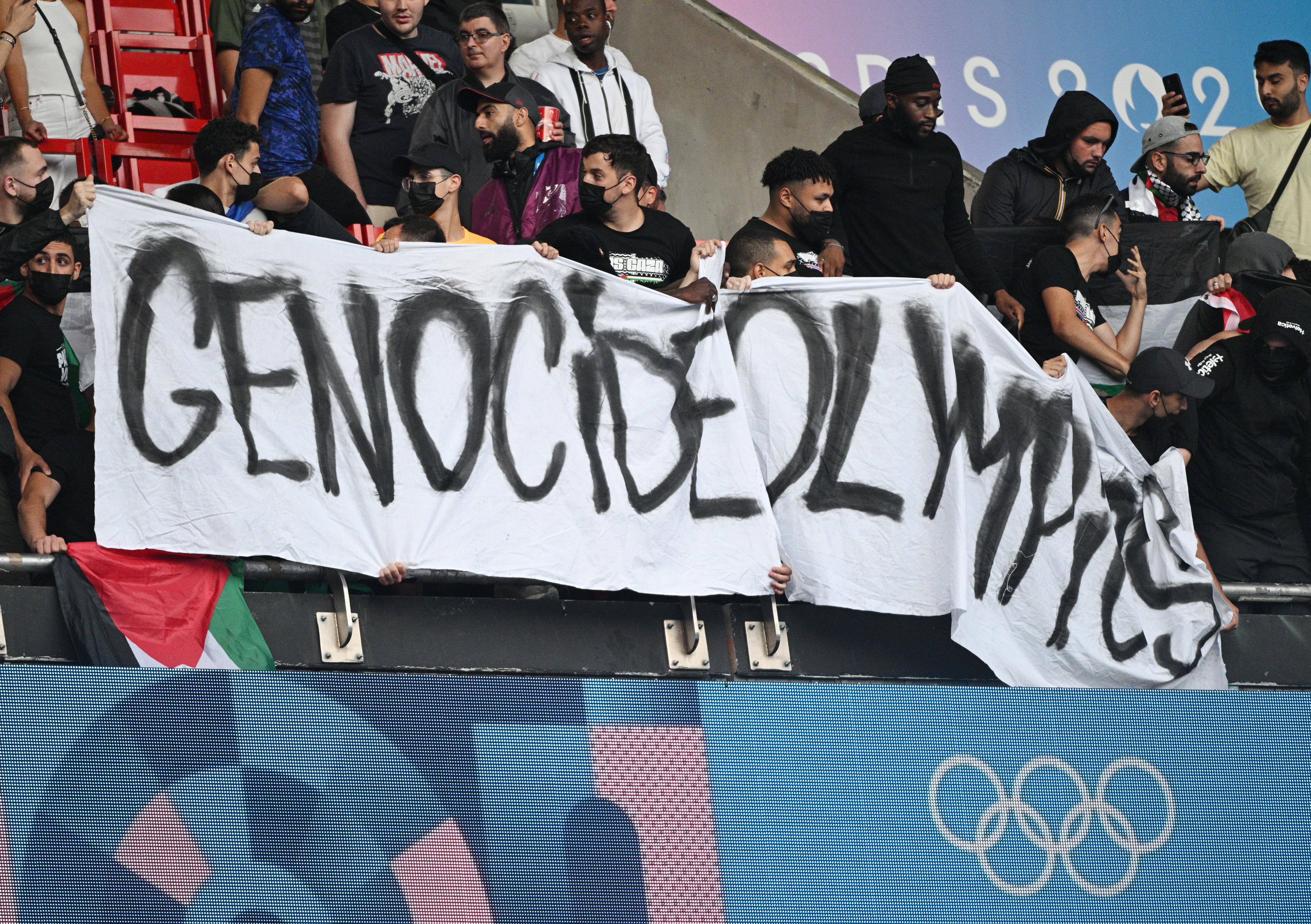 Paris (France), 27/07/2024.- Supporters of Palestine unveil a banner during the Men Group D Match Israel vs Paraguay of the Soccer competitions in the Paris 2024 Olympic Games, at the Parc de Princes stadium in Paris, France, 27 July 2024. (Francia) EFE/EPA/CAROLINE BLUMBERG