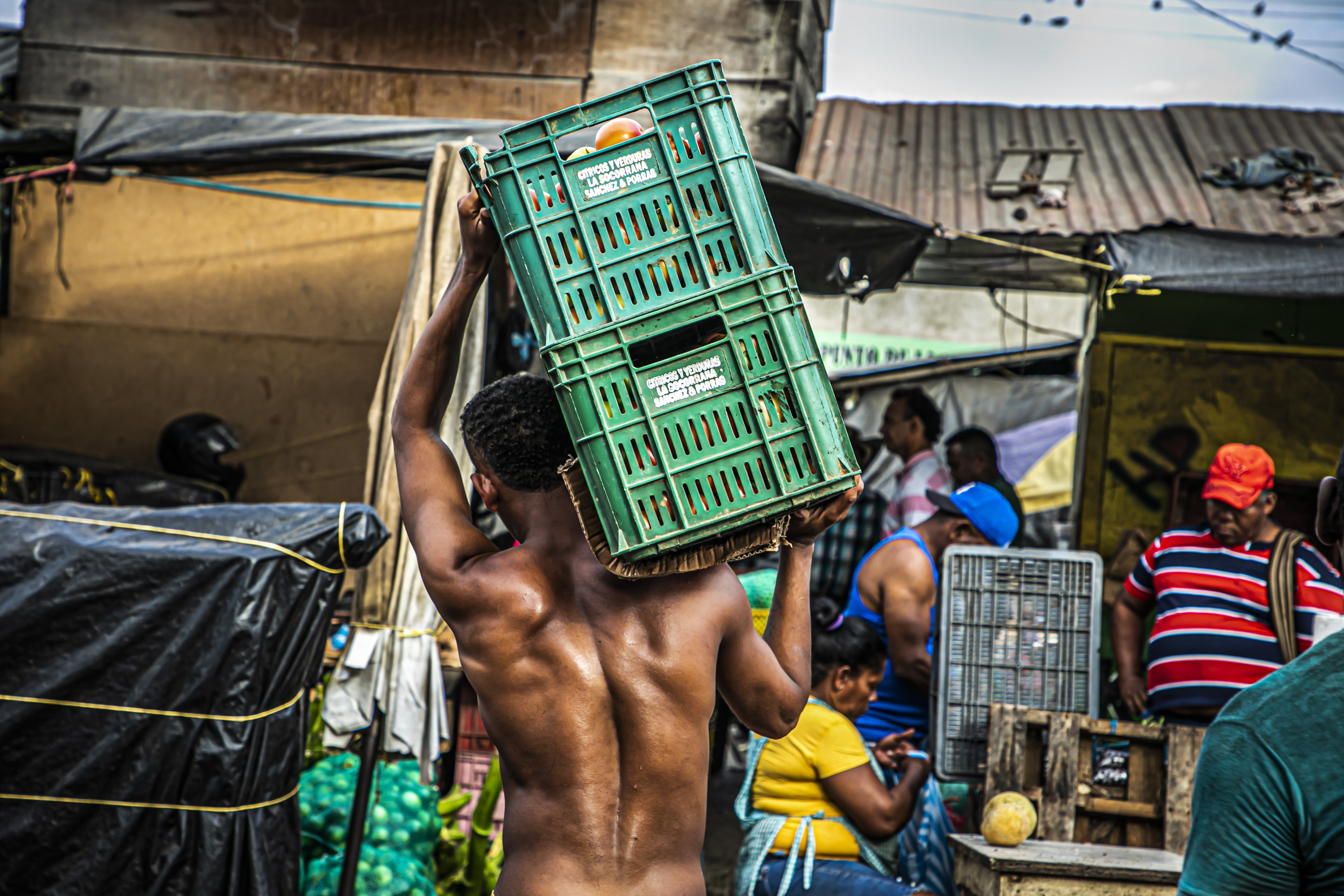 Trabajador de la Plaza de Mercado Bazurto en Cartagena, Colombia.