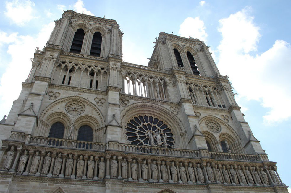 Pánico en Catedral de Notre-Dame de París por ataque contra policía