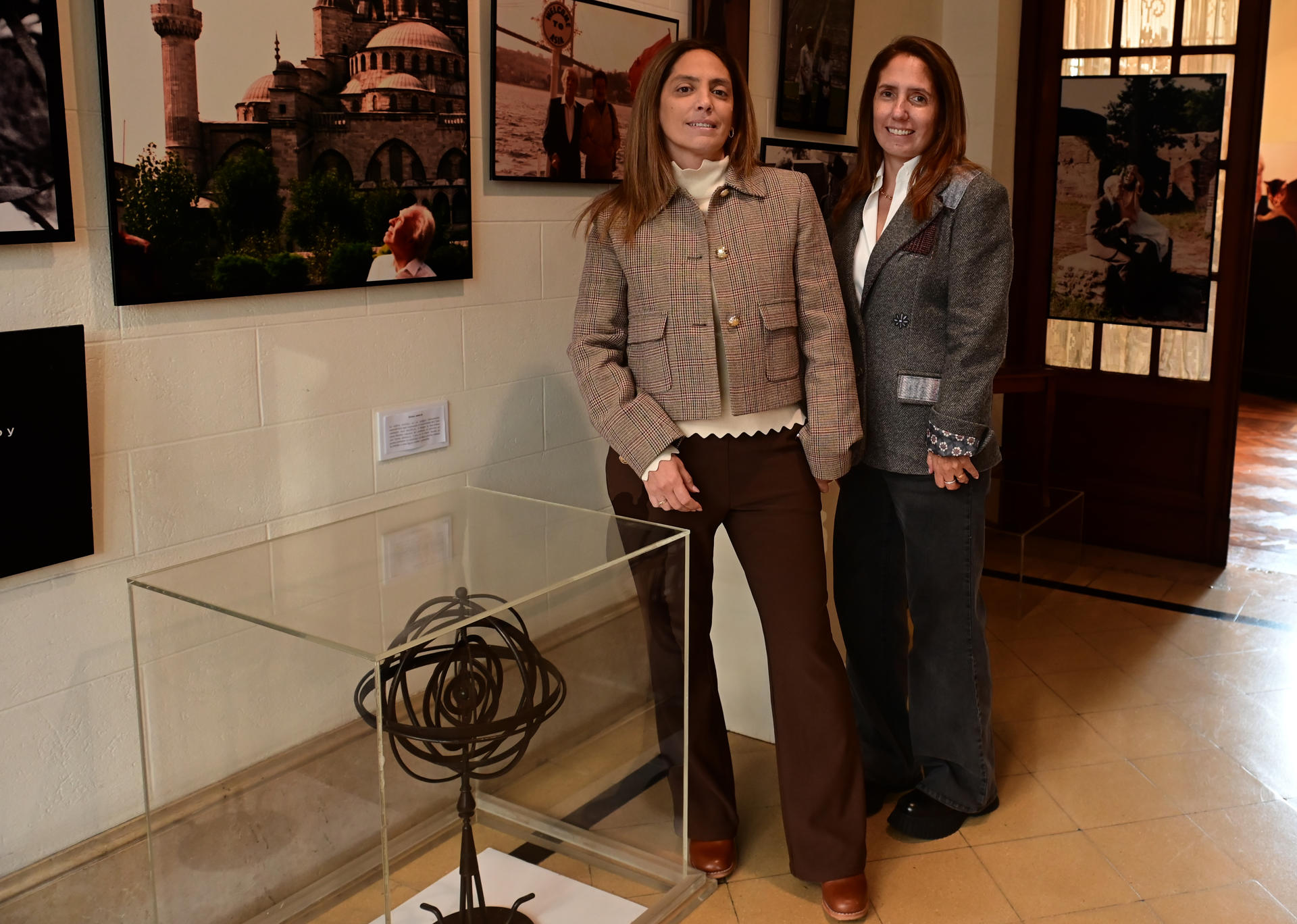 AME832. BUENOS AIRES (ARGENTINA), 12/06/2026.- Las herederas del legado de Borges, Mariana Kodama (i) y Maria Victoria Kodama, posan durante una entrevista con EFE este jueves, en Buenos Aires (Argentina). EFE/ Matías Martín Campaya
